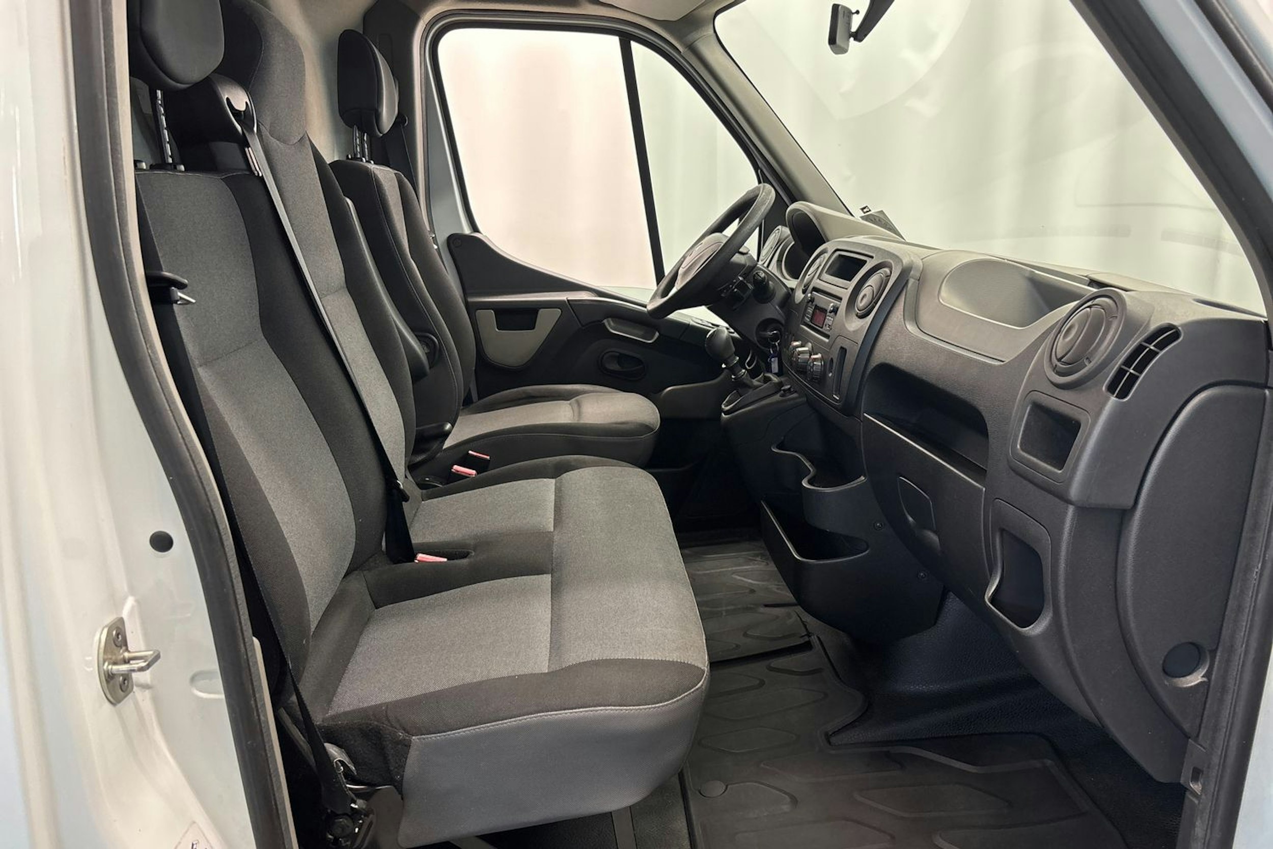 valkoinen Renault Master 2016 kuva 12.