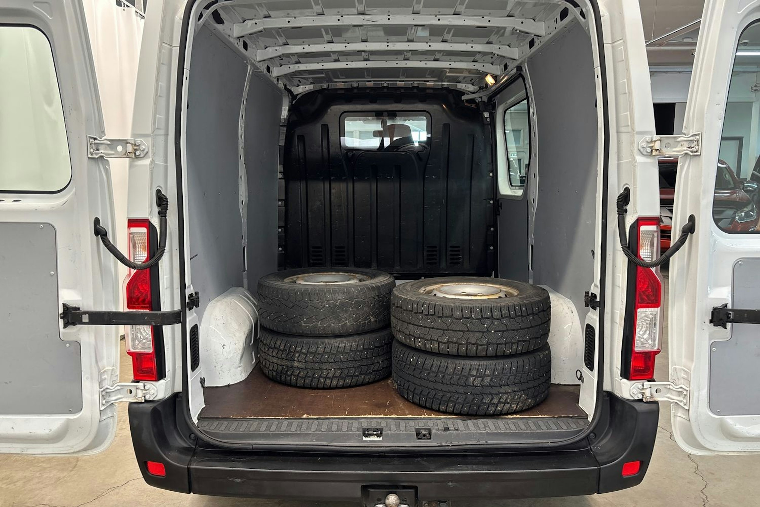 valkoinen Renault Master 2016 kuva 14.