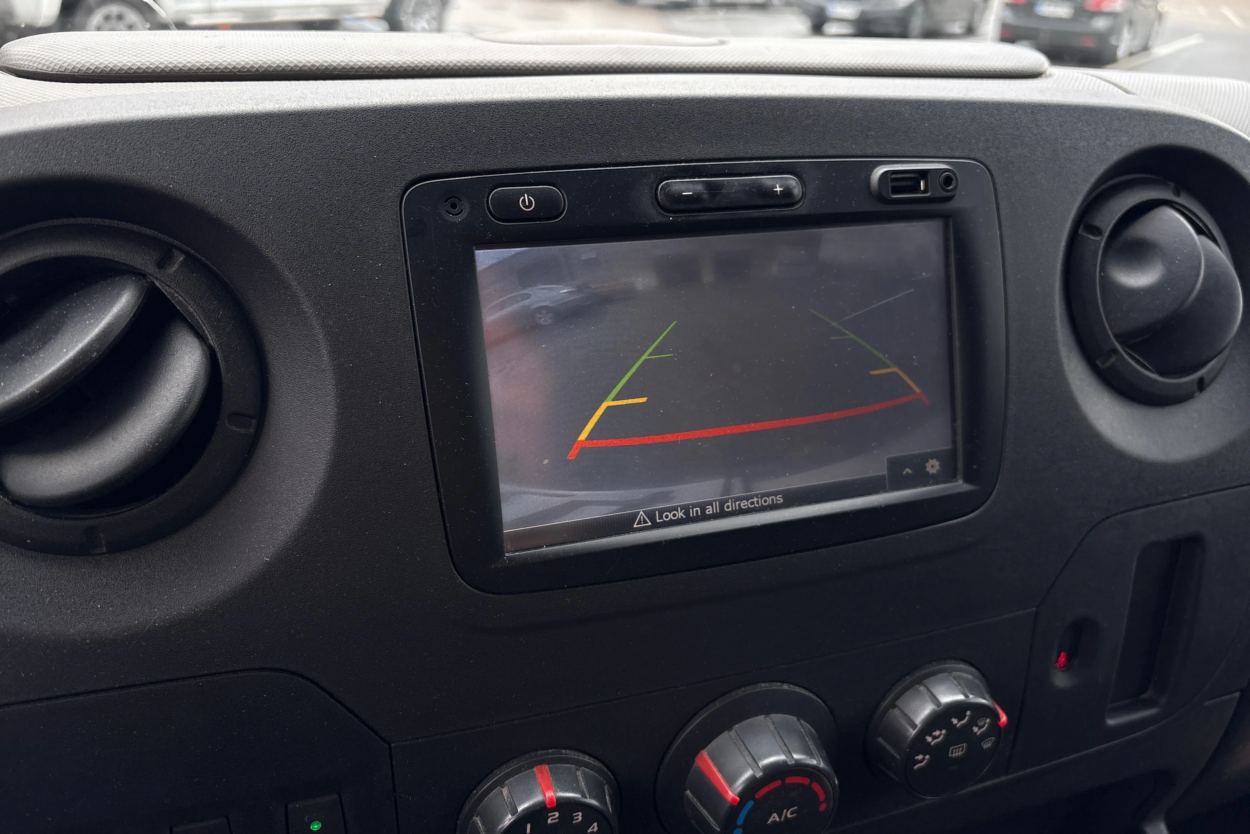 valkoinen Renault Master 2017 kuva 4.