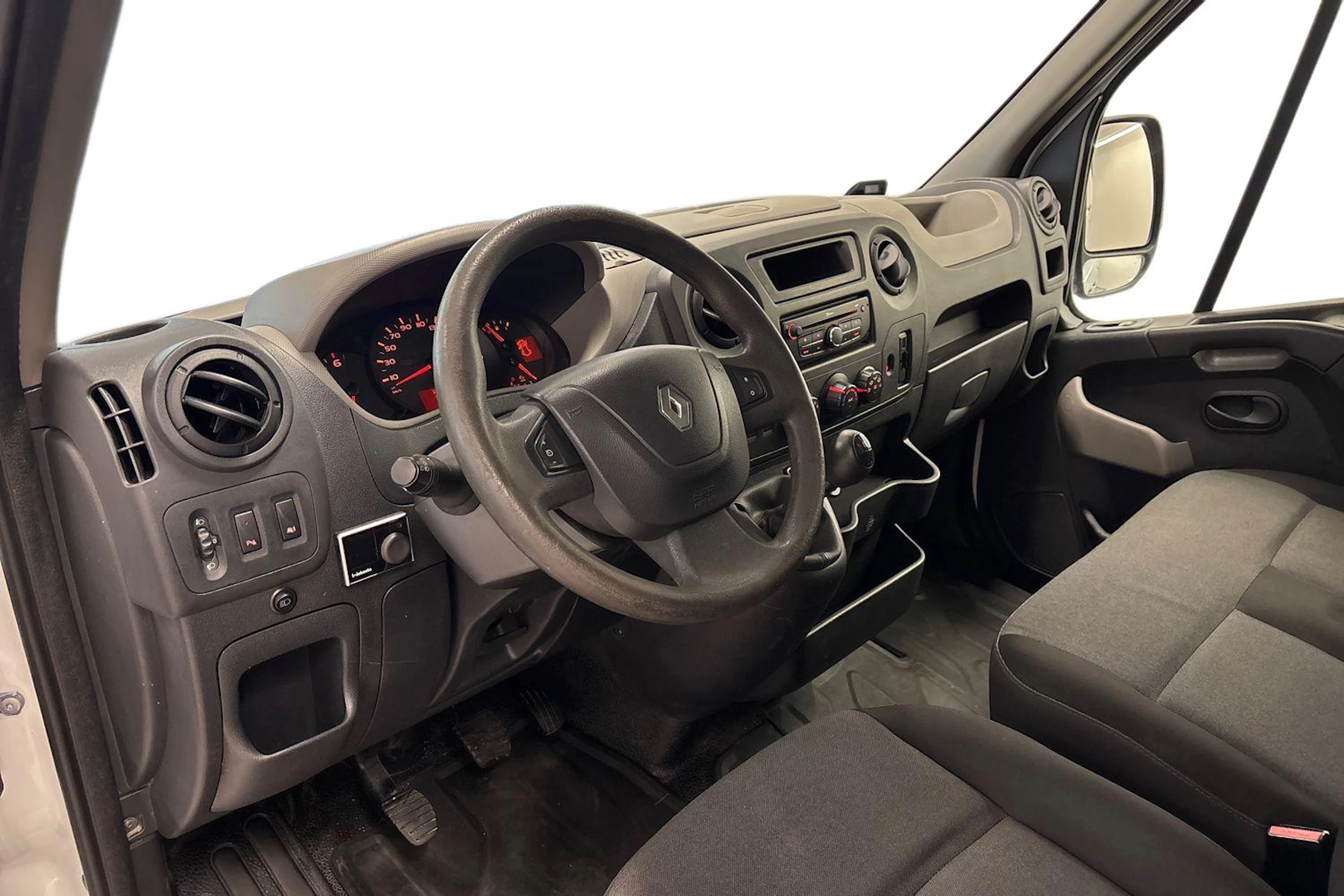 valkoinen Renault Master 2017 kuva 6.