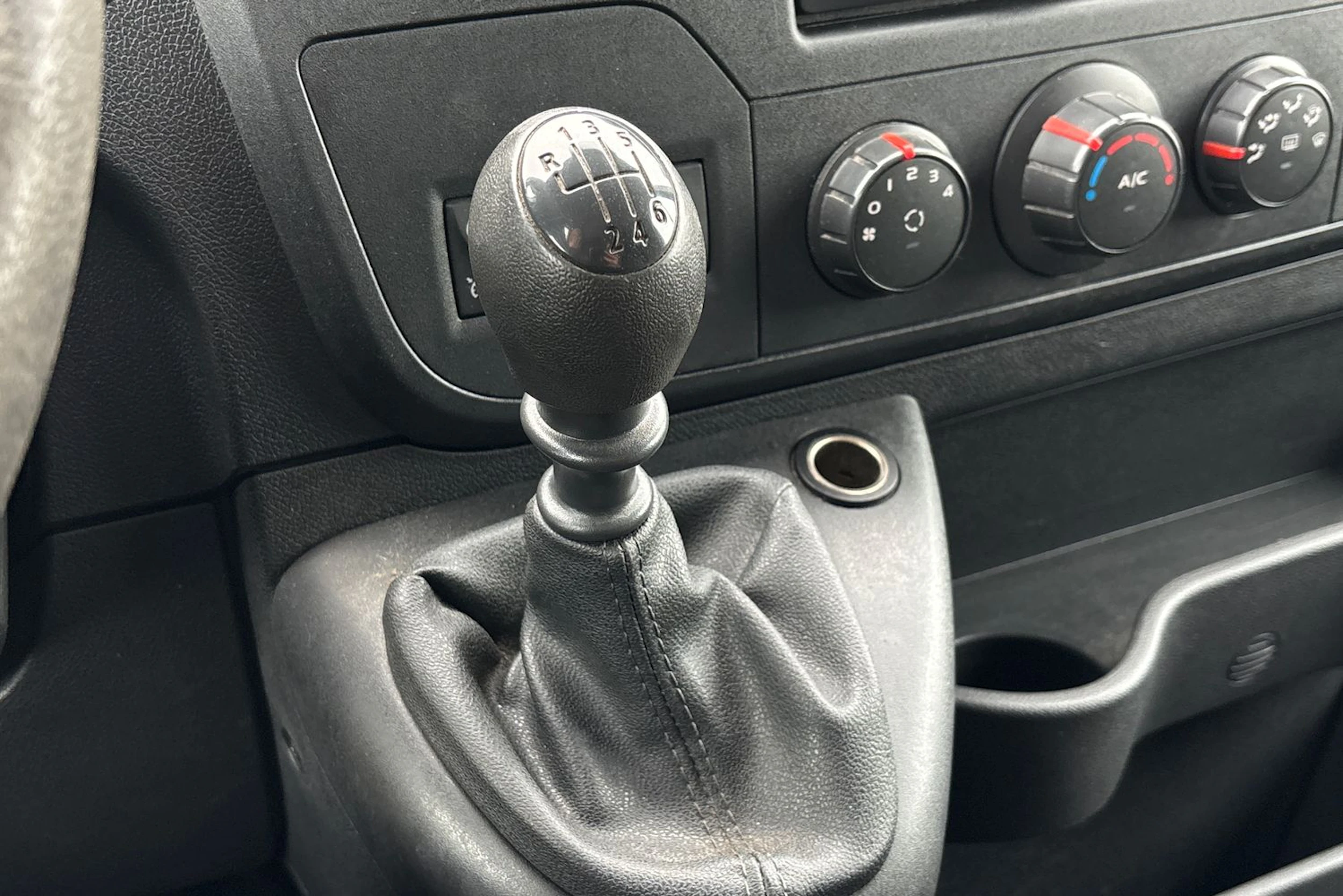 valkoinen Renault Master 2017 kuva 19.