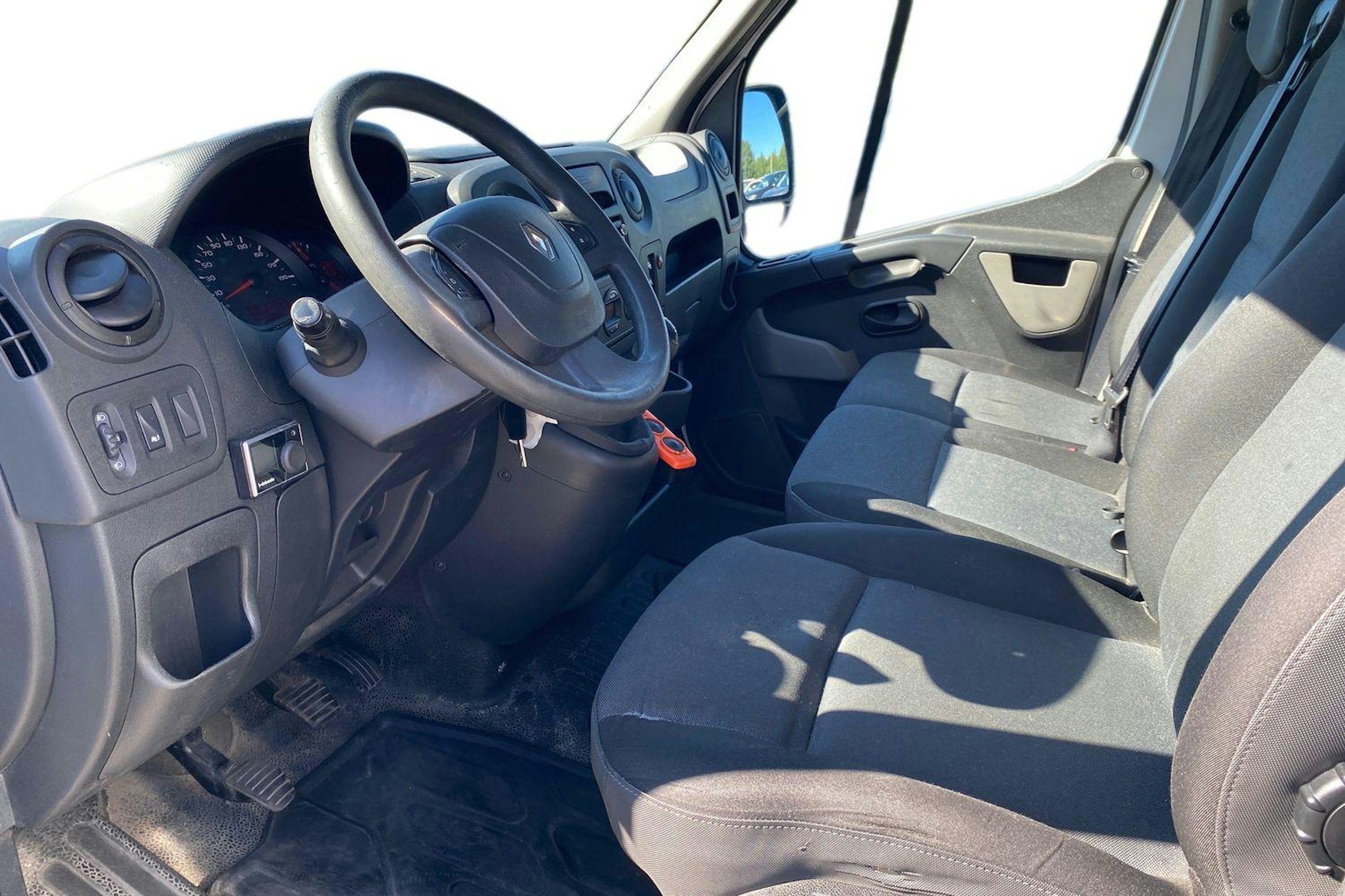 valkoinen Renault Master 2018 kuva 3.