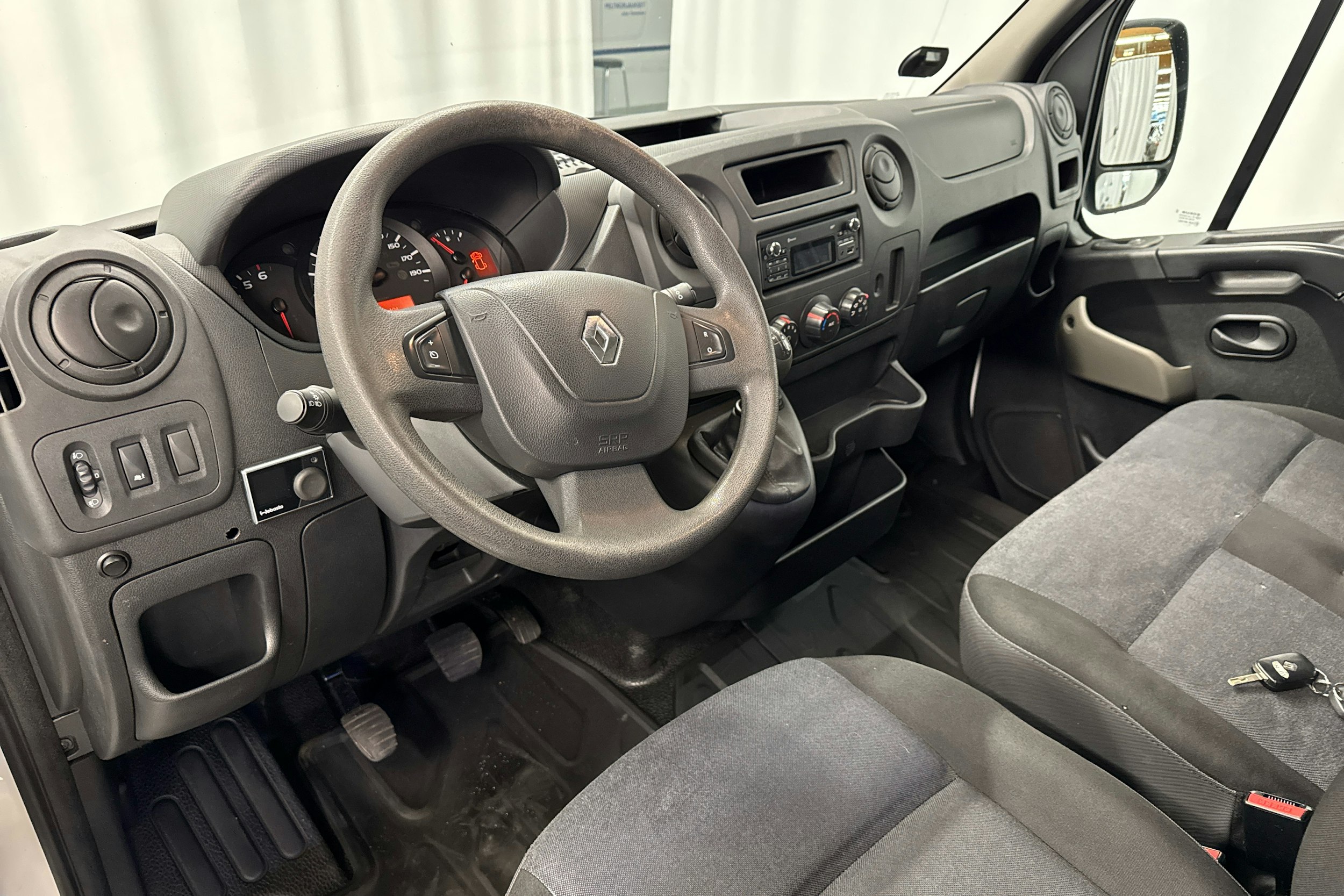 valkoinen Renault Master 2018 kuva 6.