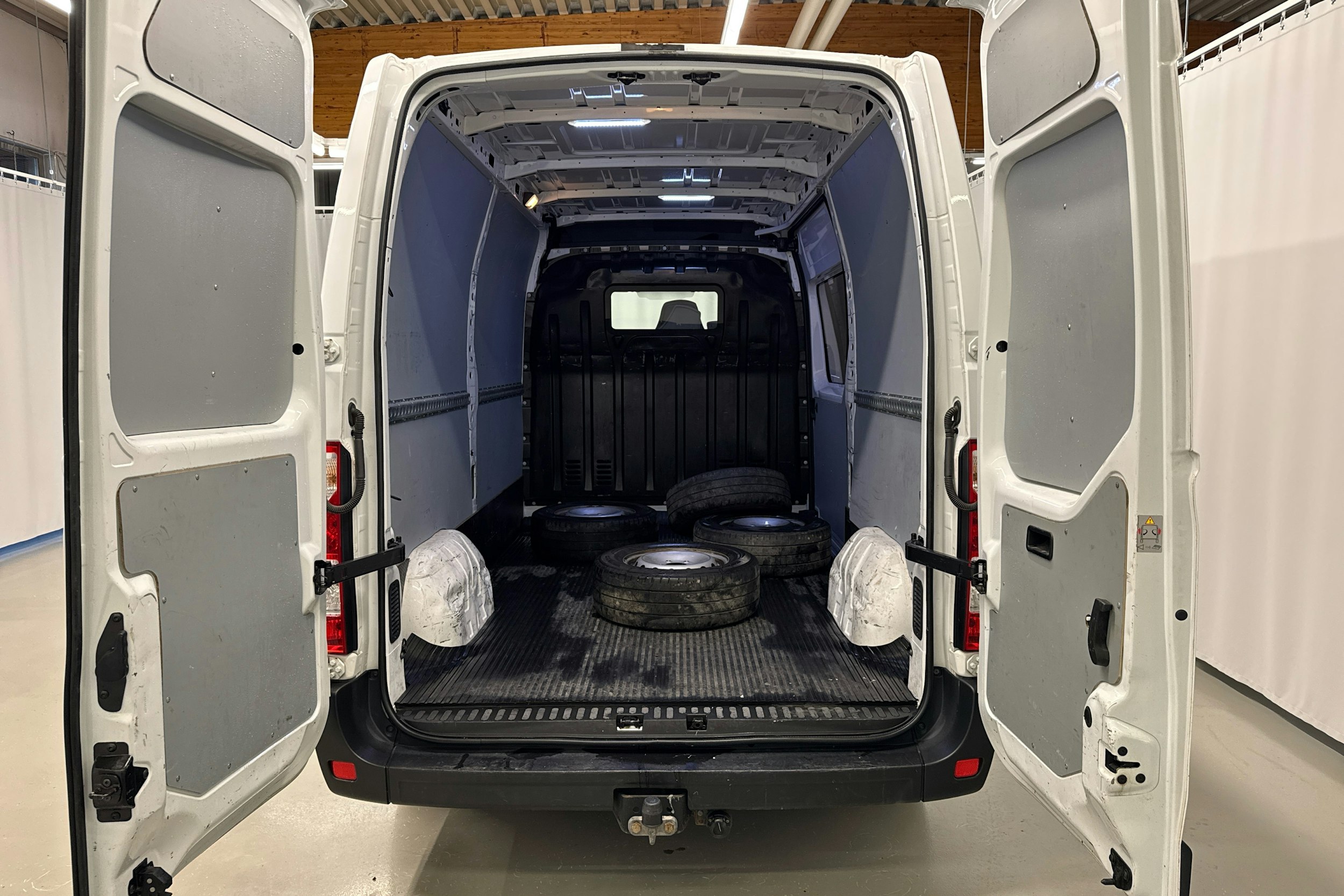 valkoinen Renault Master 2018 kuva 13.