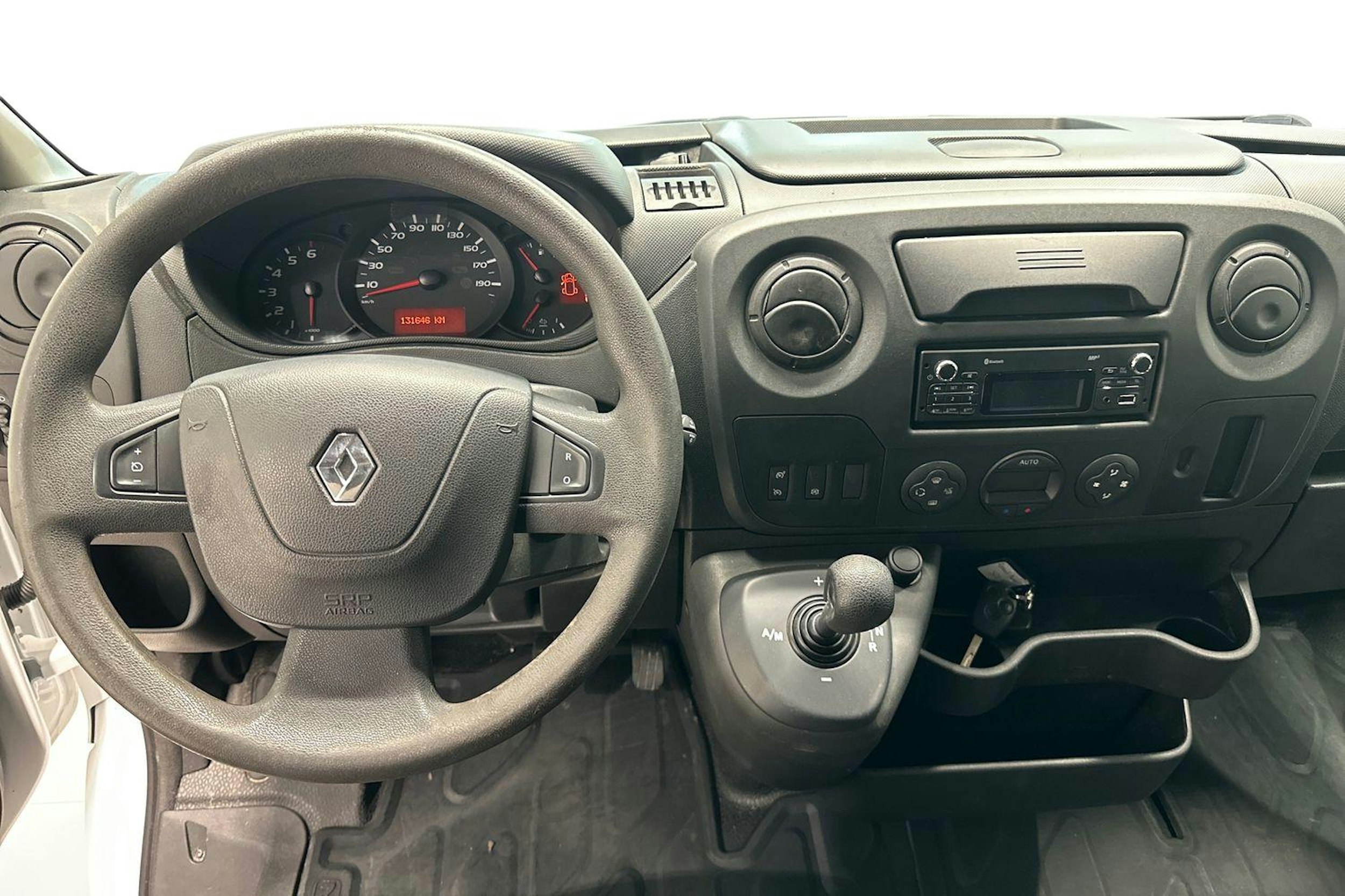 valkoinen Renault Master 2018 kuva 9.