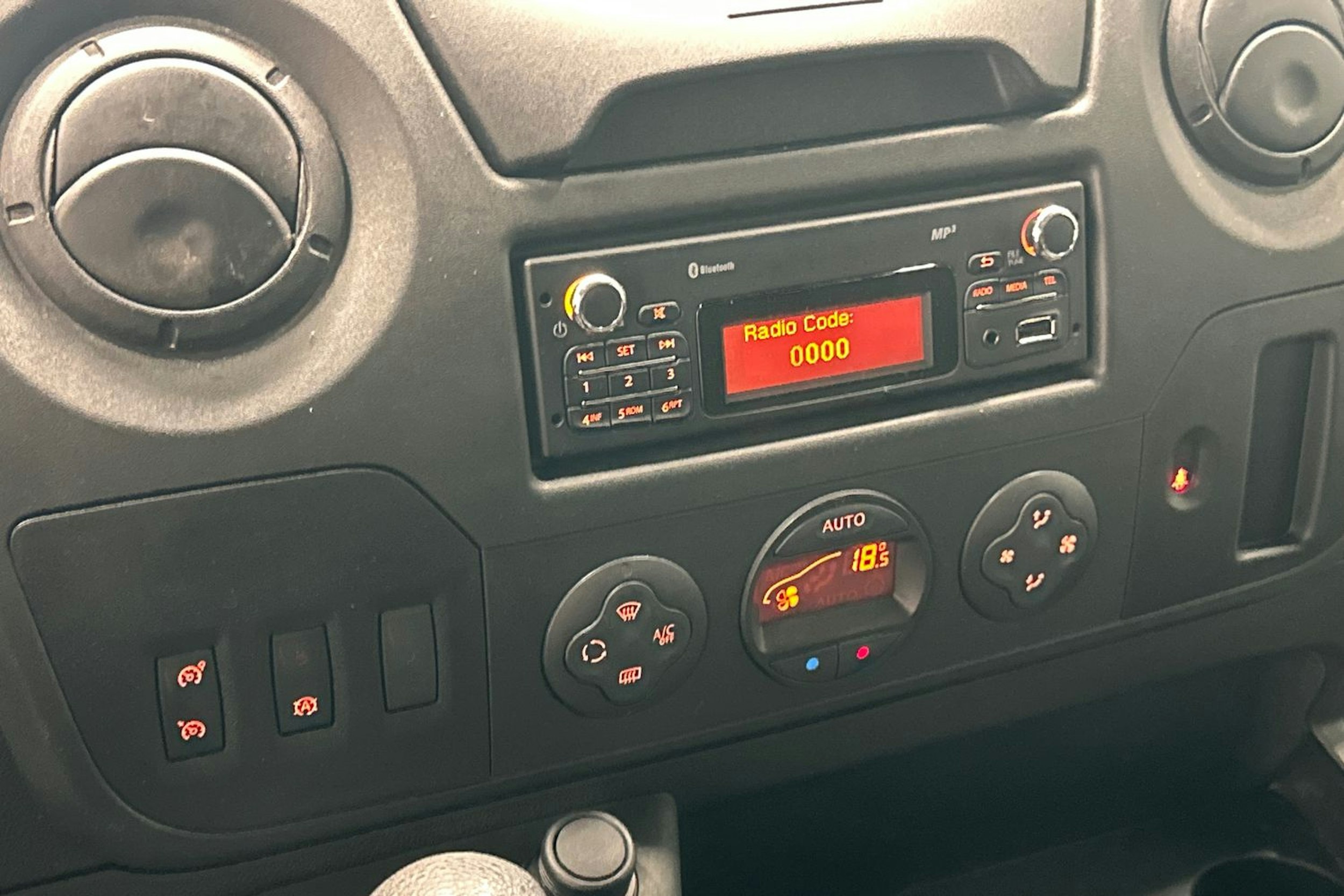 valkoinen Renault Master 2018 kuva 18.