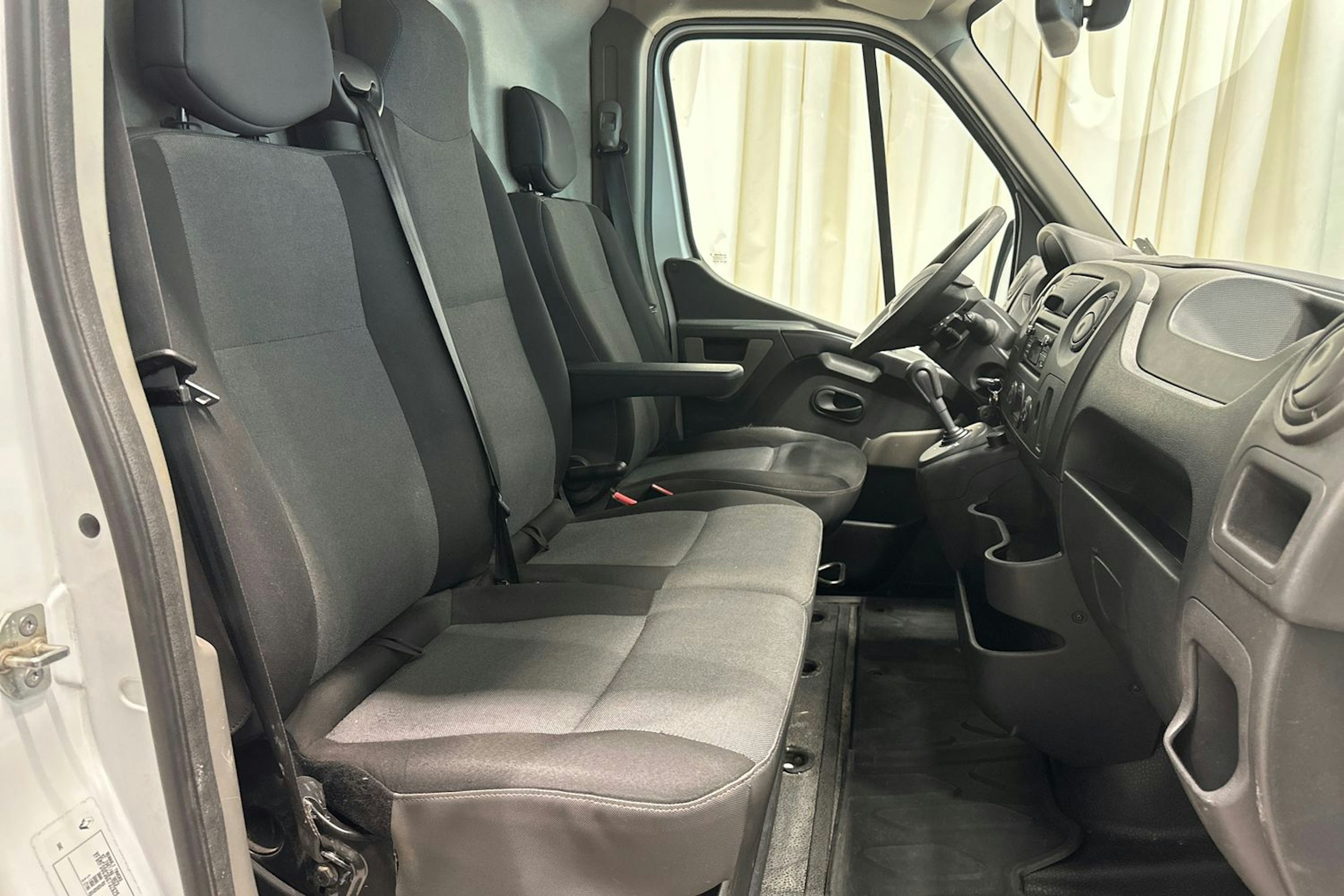 valkoinen Renault Master 2018 kuva 20.