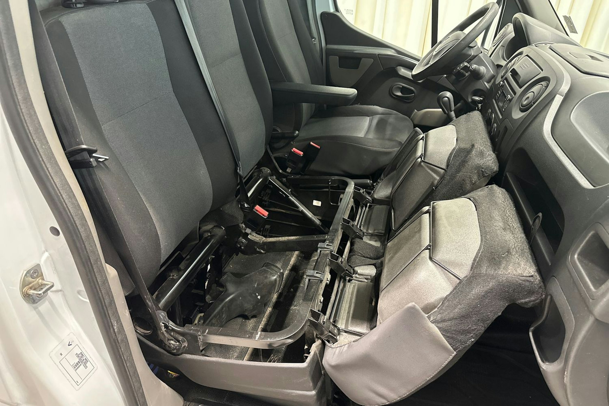 valkoinen Renault Master 2018 kuva 21.
