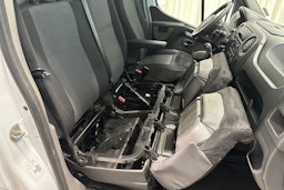 valkoinen Renault Master 2018 kuva 21.