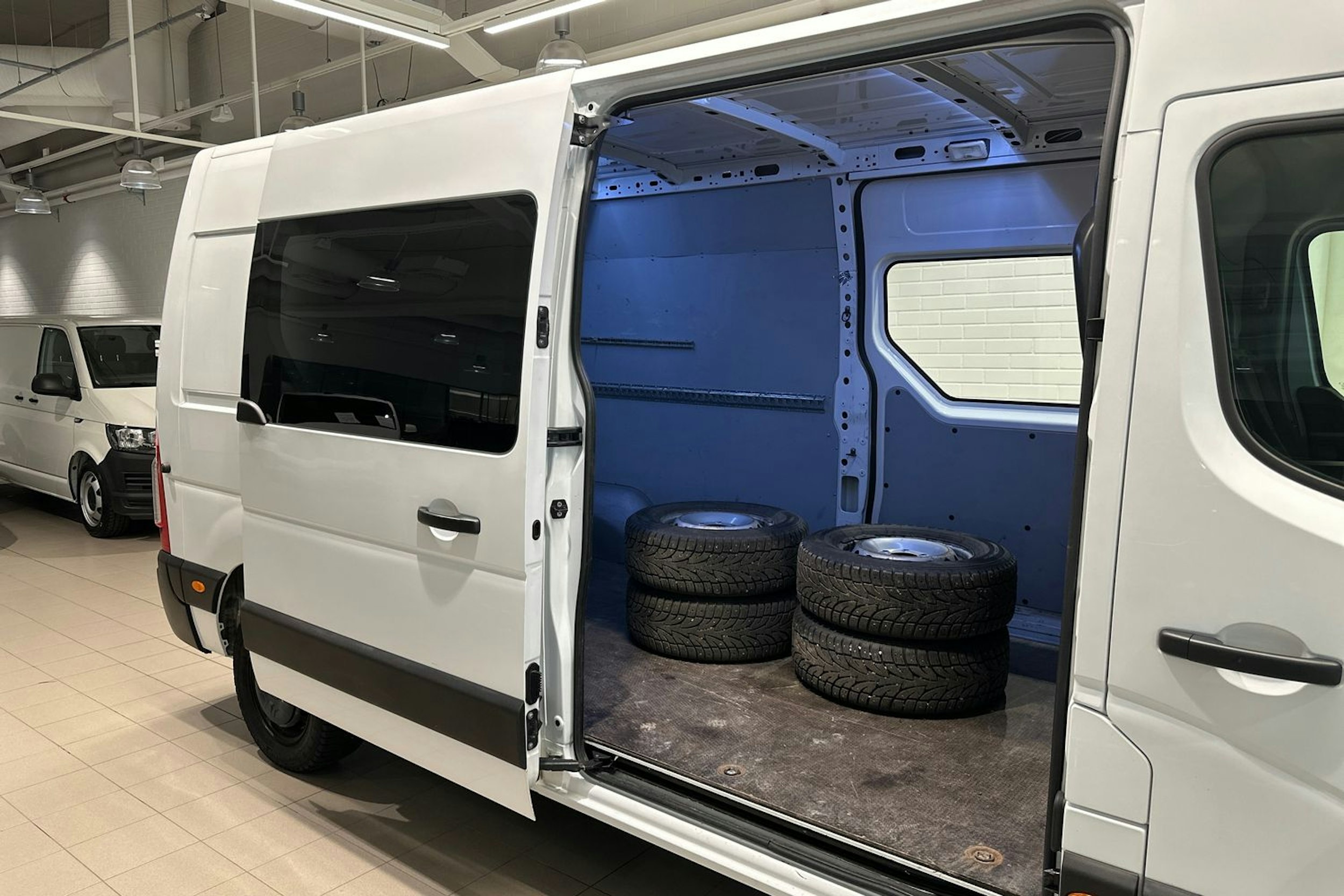 valkoinen Renault Master 2018 kuva 22.
