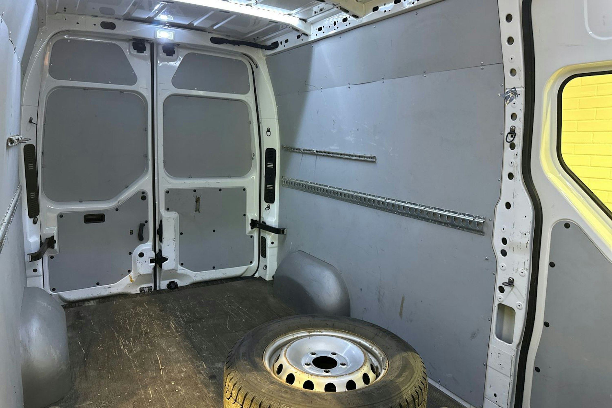 valkoinen Renault Master 2018 kuva 25.
