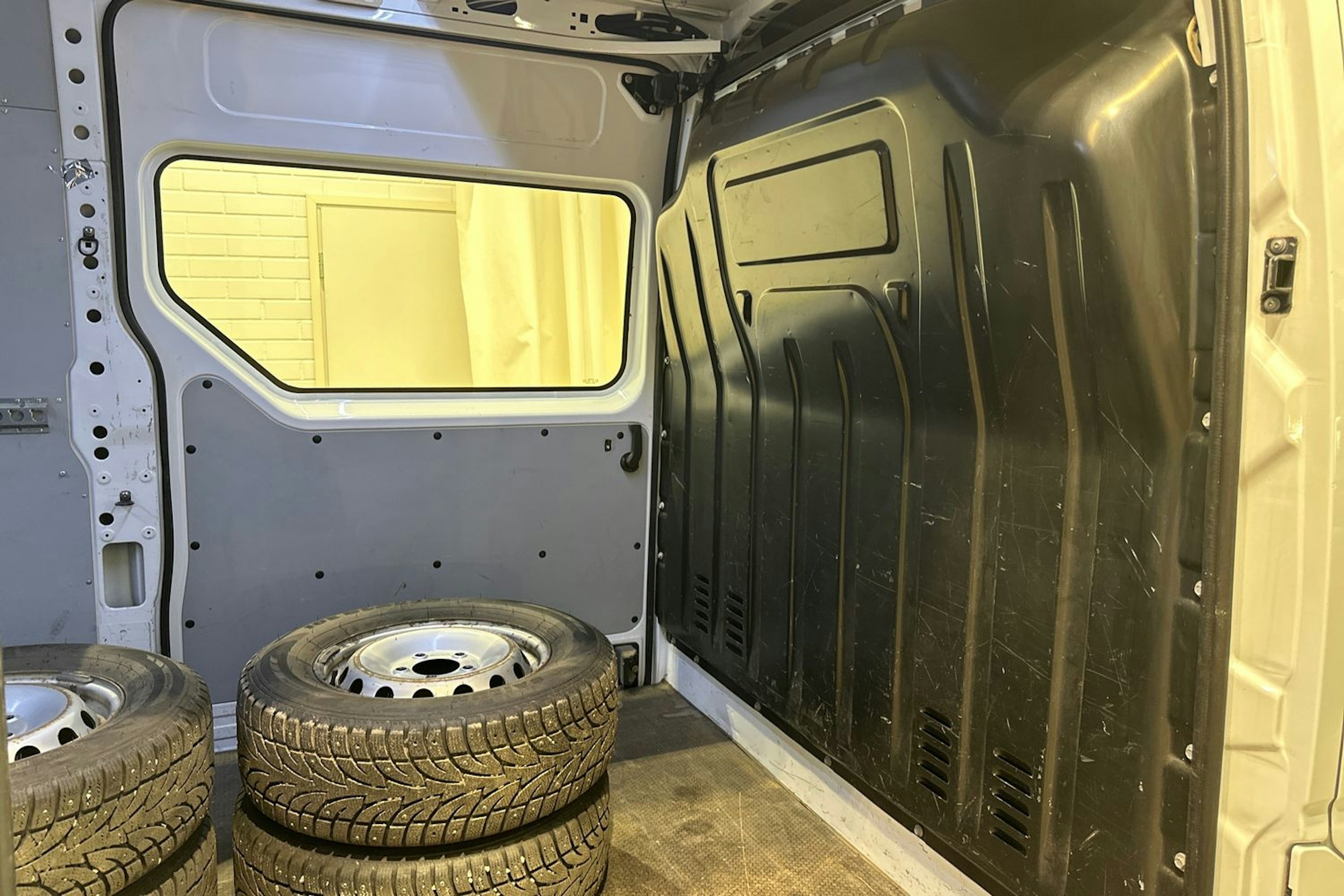 valkoinen Renault Master 2018 kuva 26.