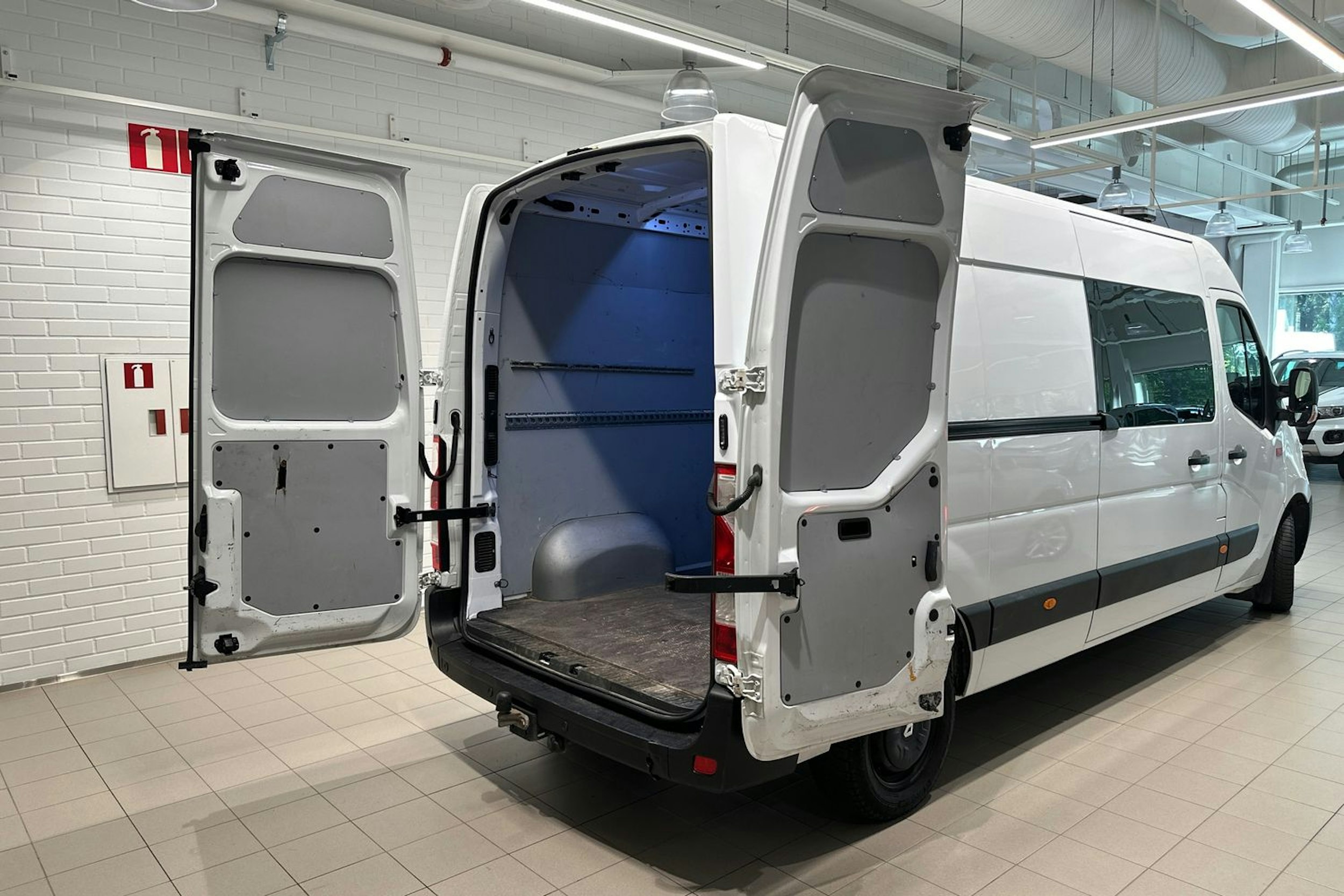 valkoinen Renault Master 2018 kuva 27.