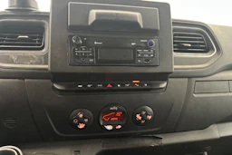 valkoinen Renault Master 2019 kuva 14.