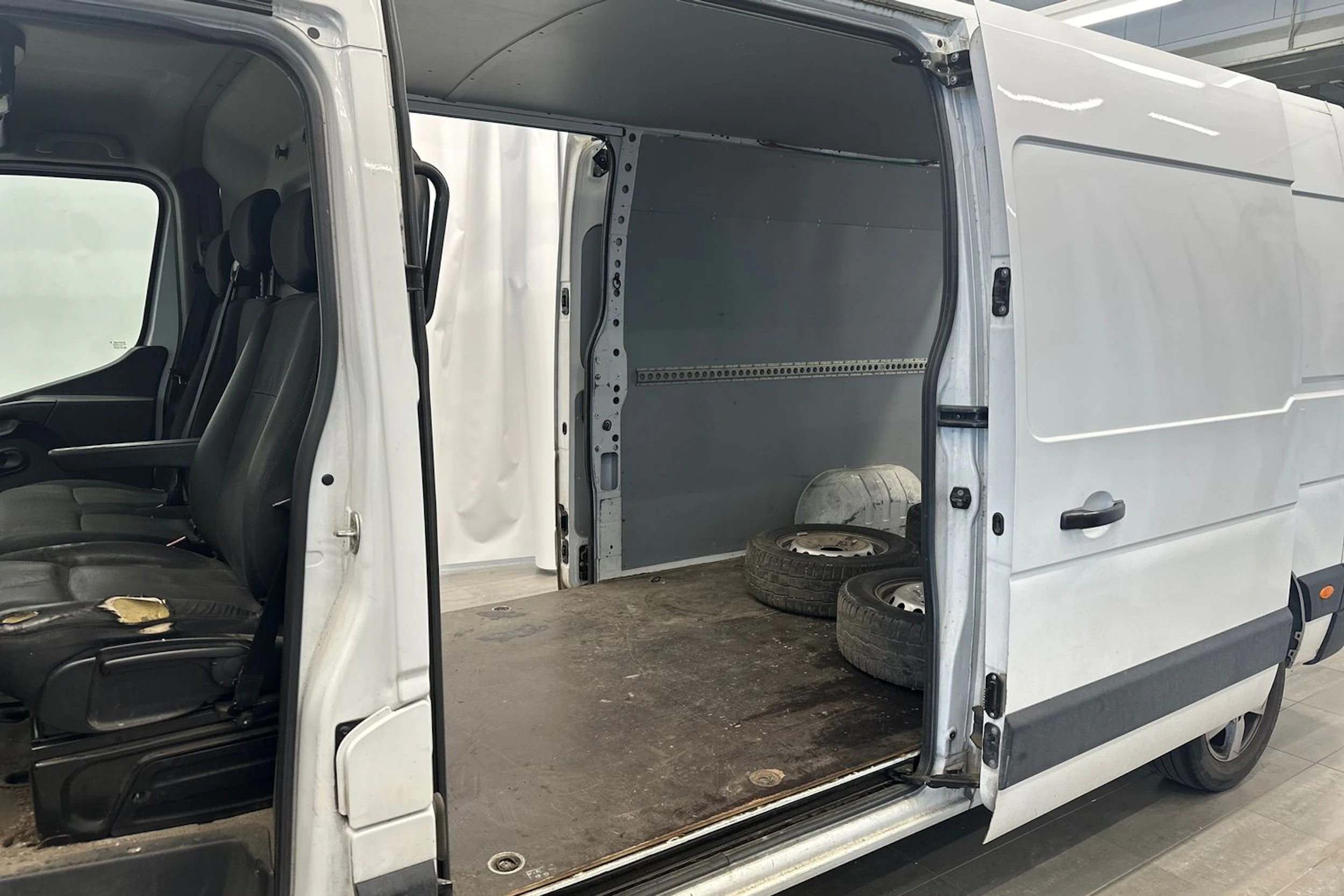 valkoinen Renault Master 2019 kuva 20.