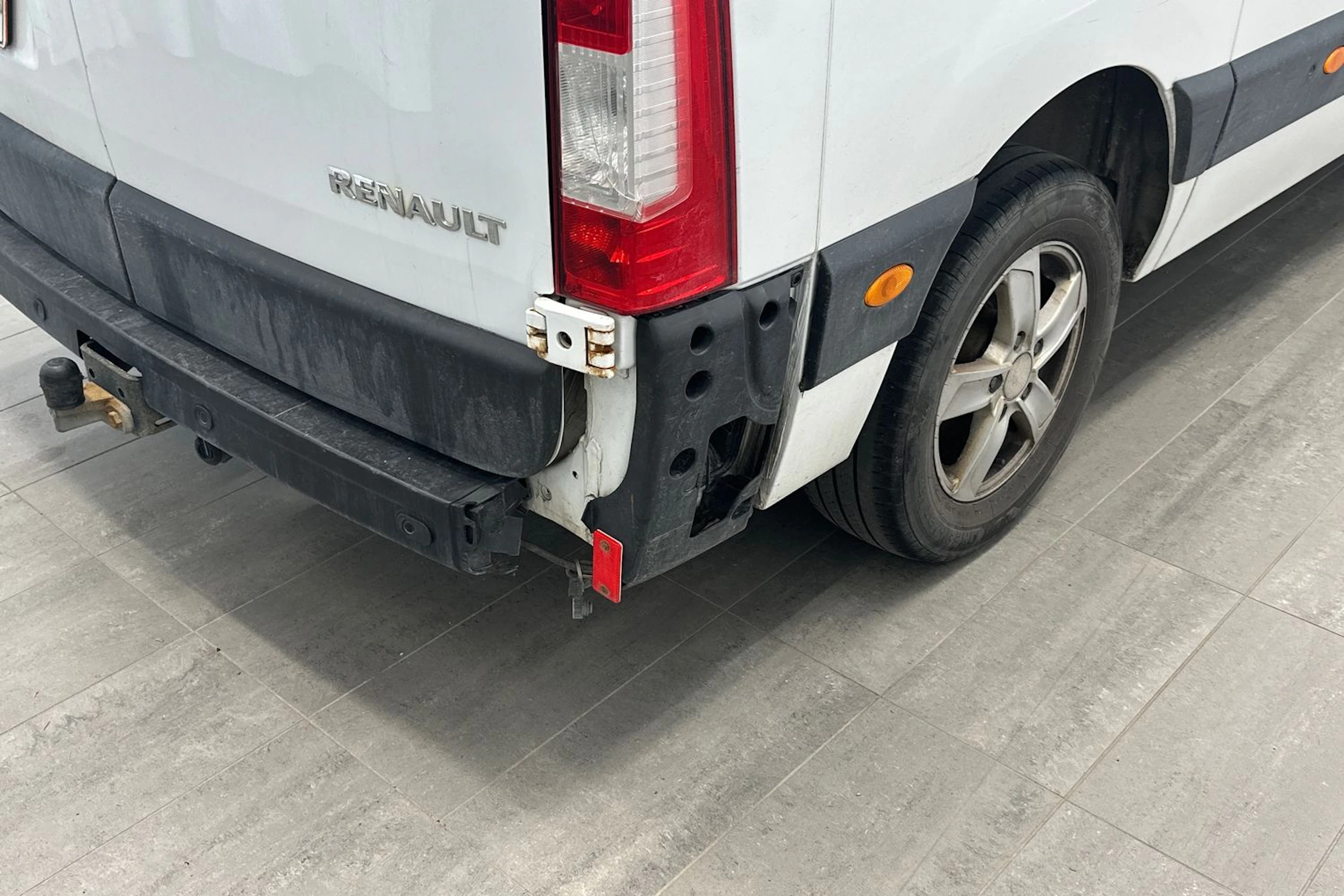 valkoinen Renault Master 2019 kuva 23.