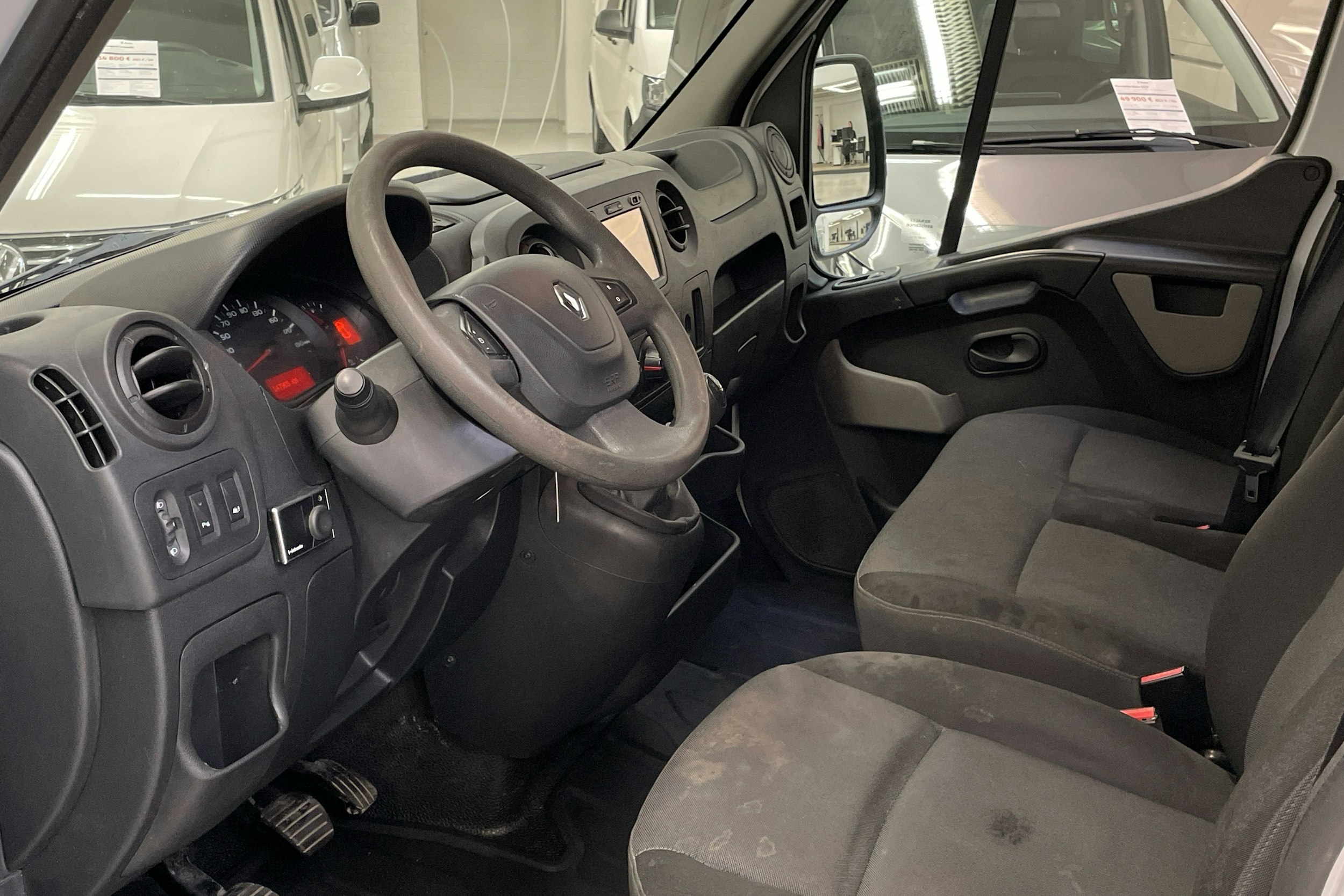 valkoinen Renault Master 2019 kuva 6.