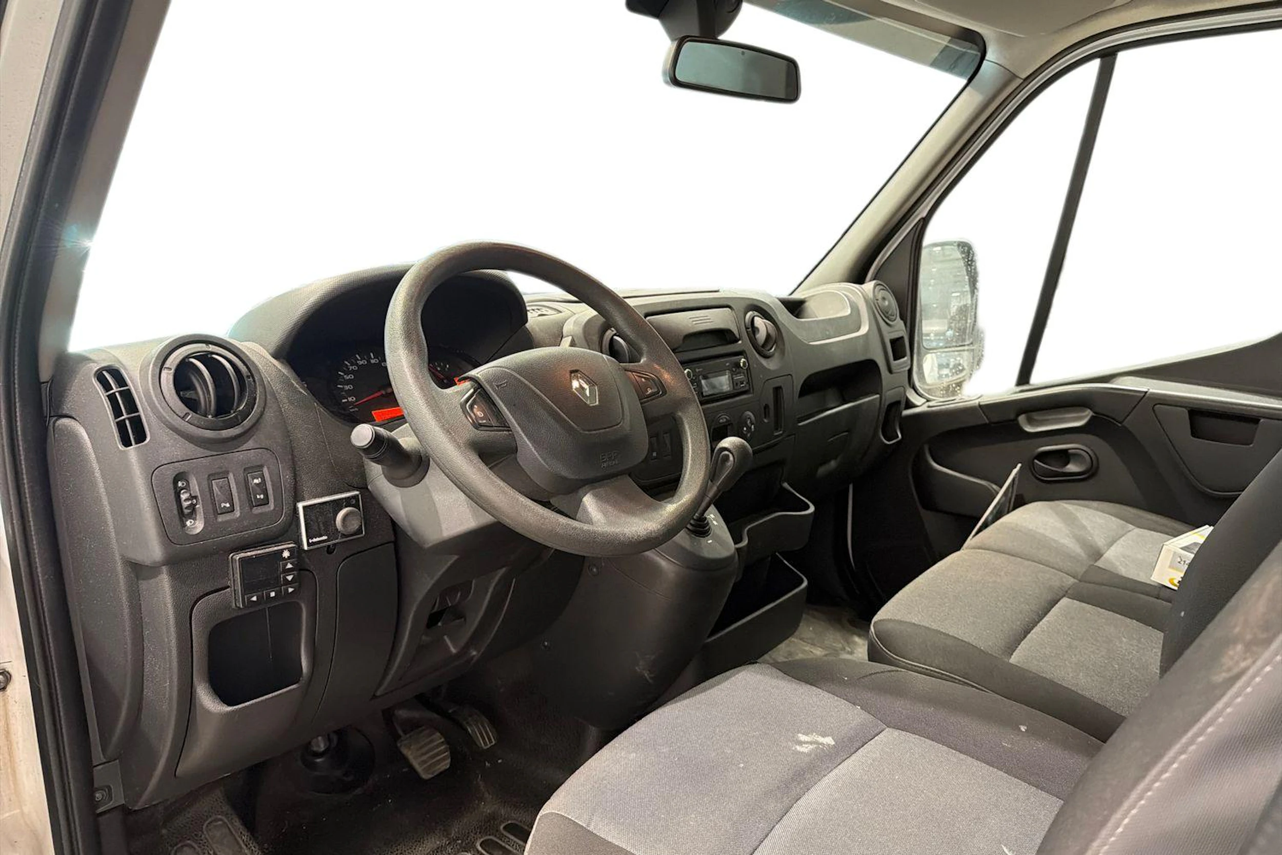 valkoinen Renault Master 2019 kuva 3.