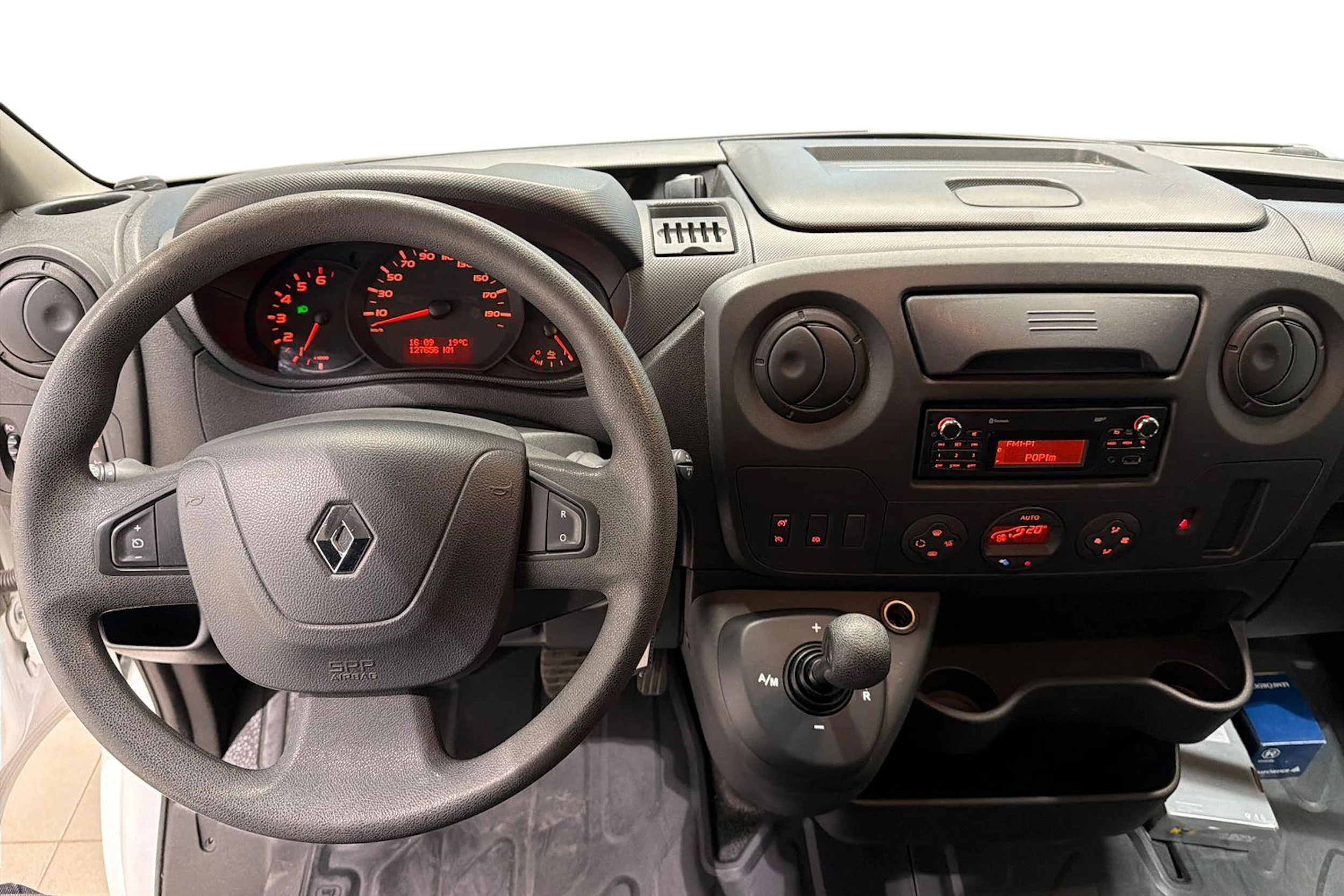 valkoinen Renault Master 2019 kuva 9.