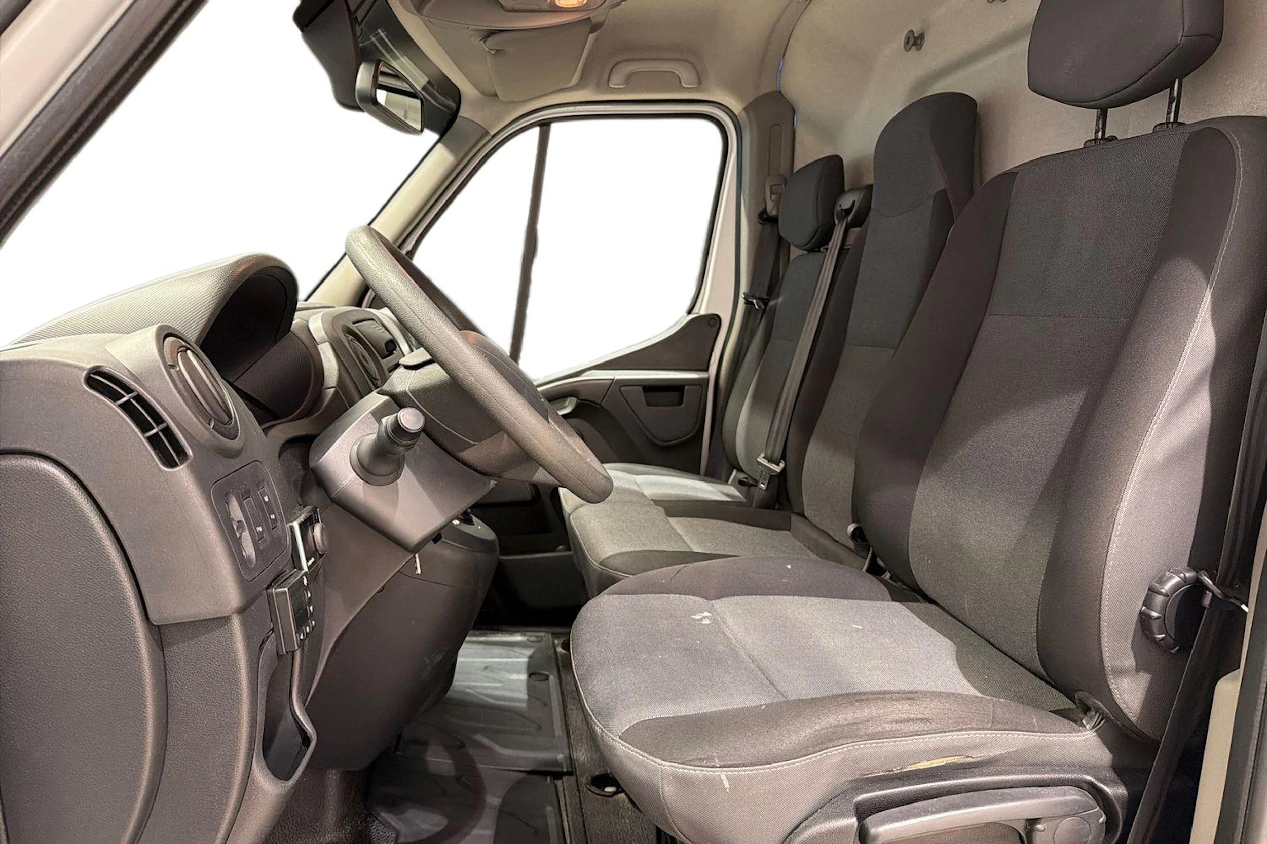 valkoinen Renault Master 2019 kuva 11.