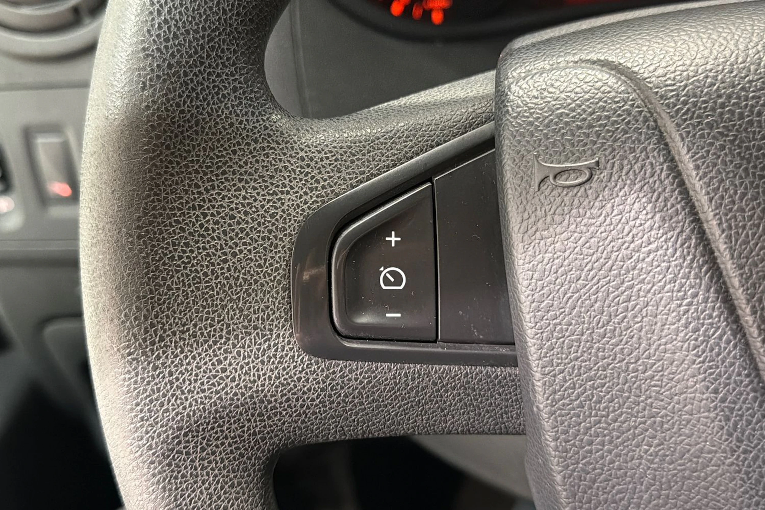 valkoinen Renault Master 2019 kuva 17.