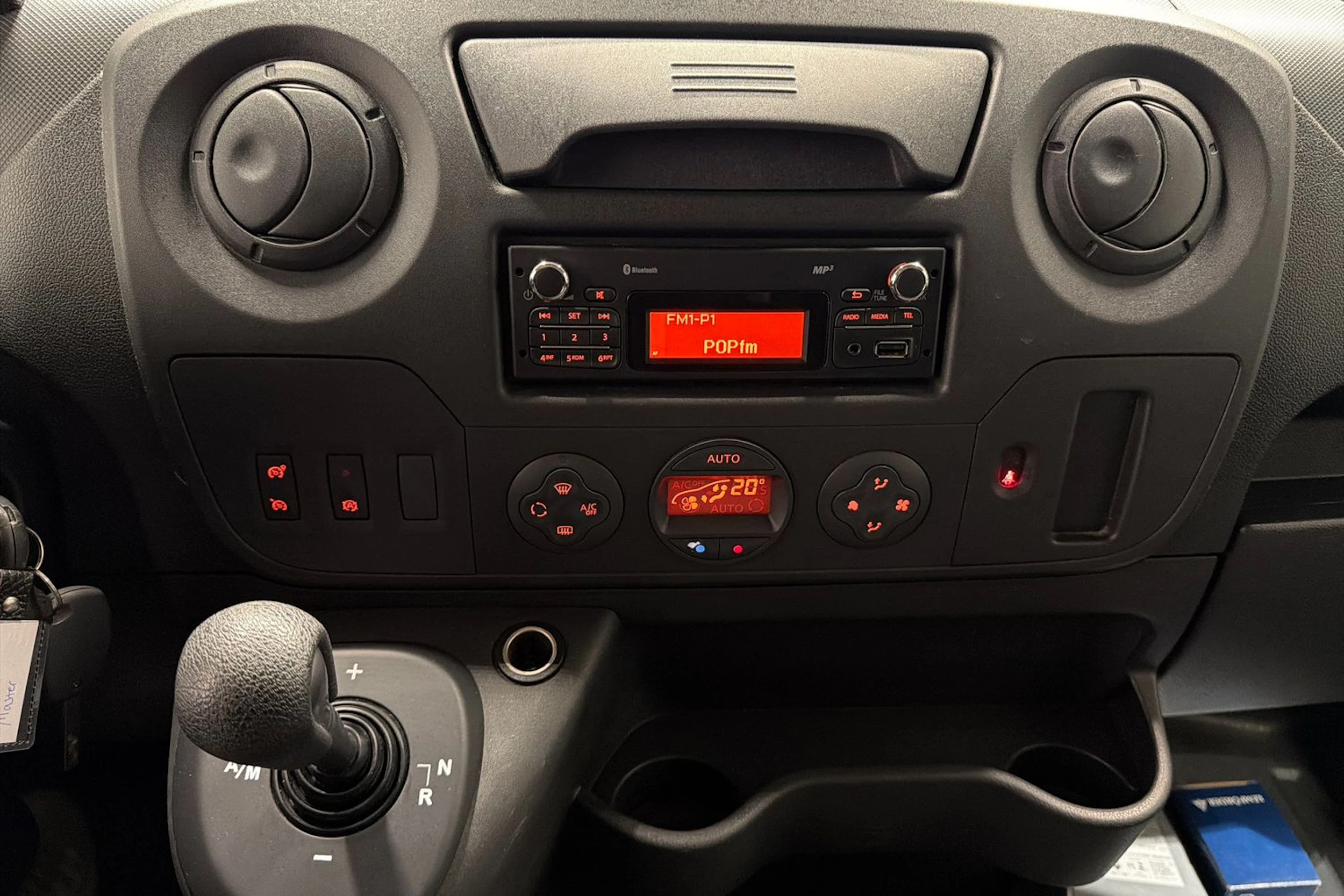 valkoinen Renault Master 2019 kuva 20.