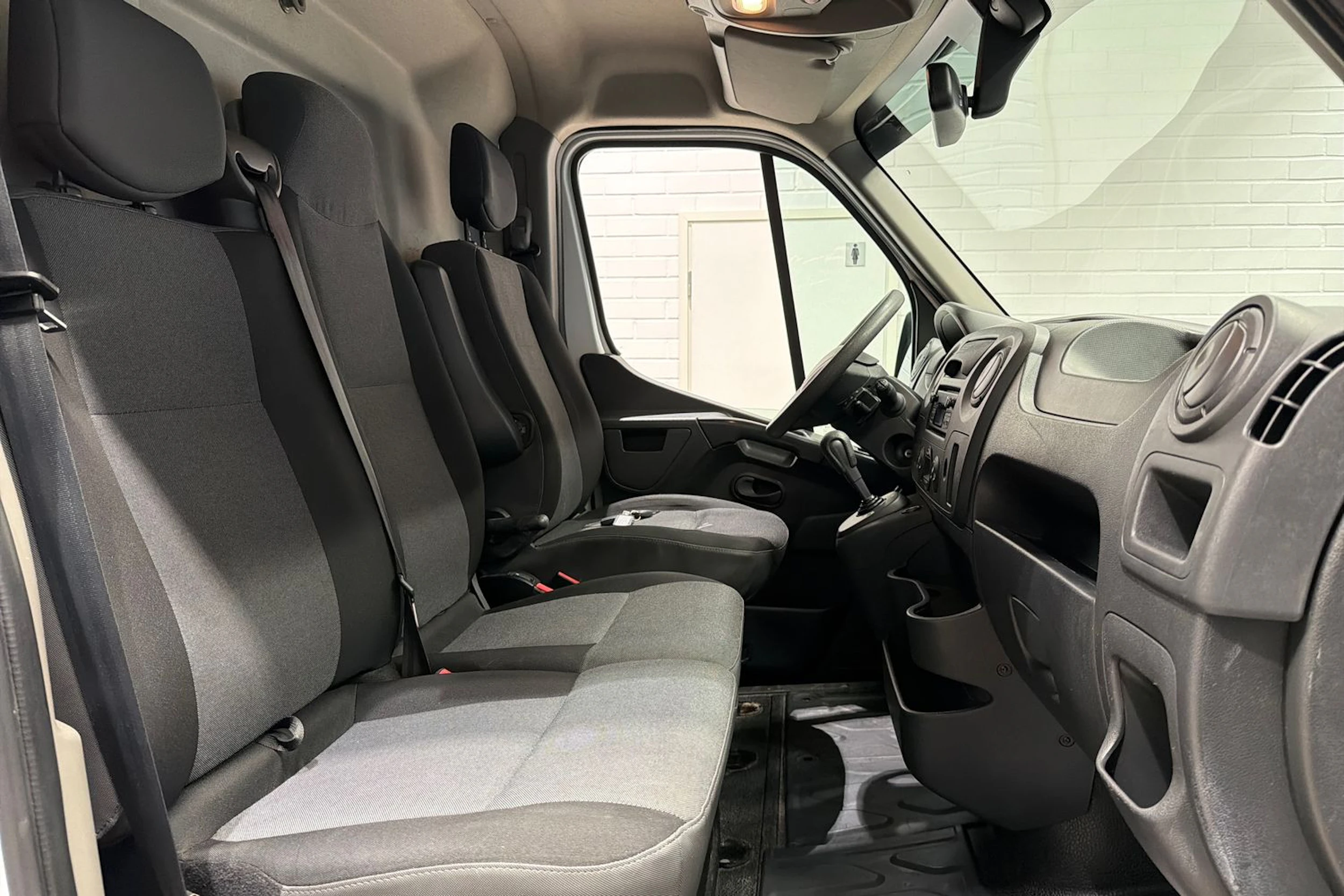 valkoinen Renault Master 2019 kuva 23.