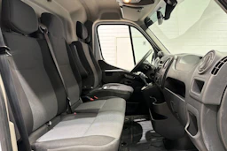 valkoinen Renault Master 2019 kuva 23.