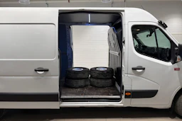 valkoinen Renault Master 2019 kuva 24.