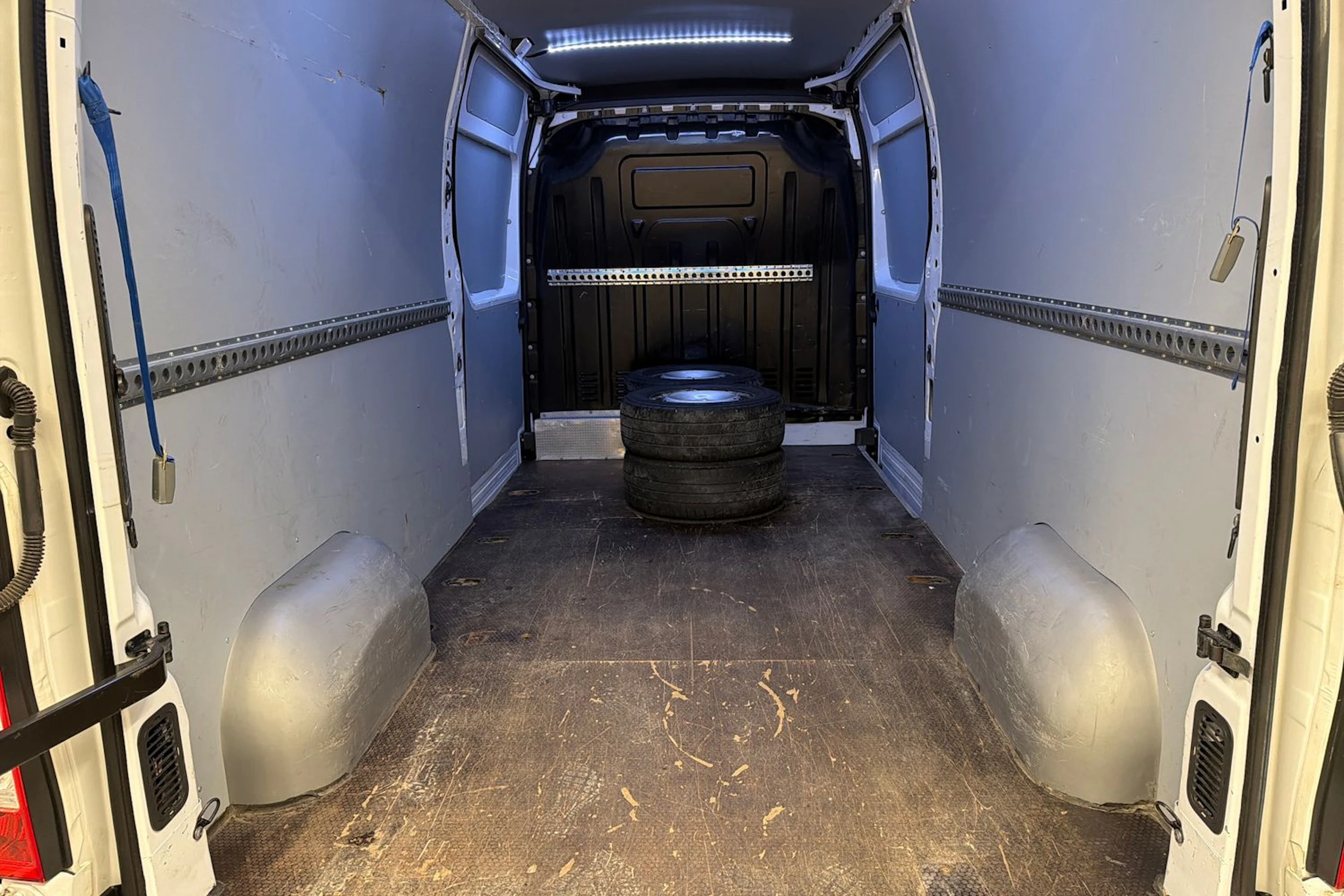 valkoinen Renault Master 2019 kuva 29.