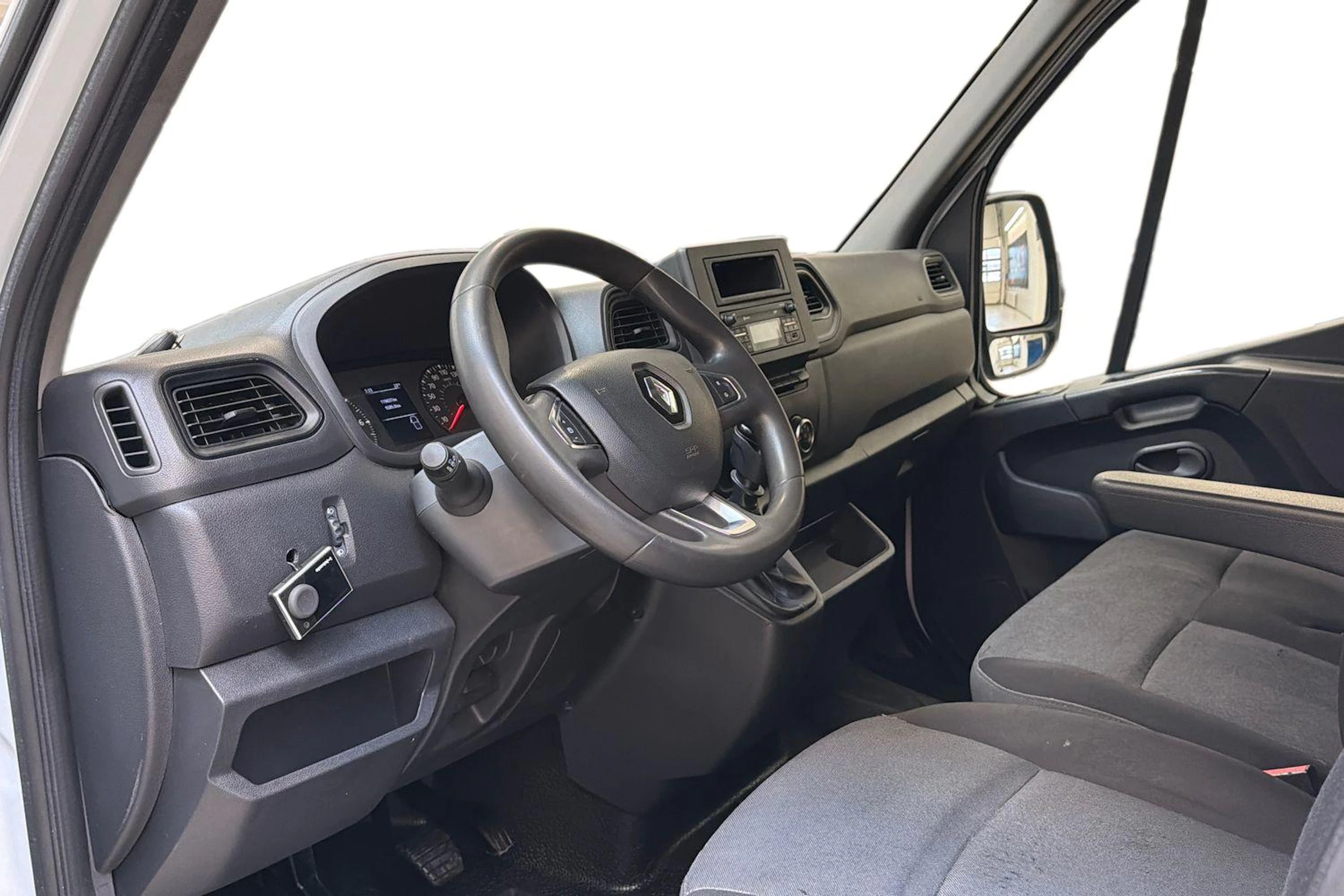 valkoinen Renault Master 2020 kuva 8.