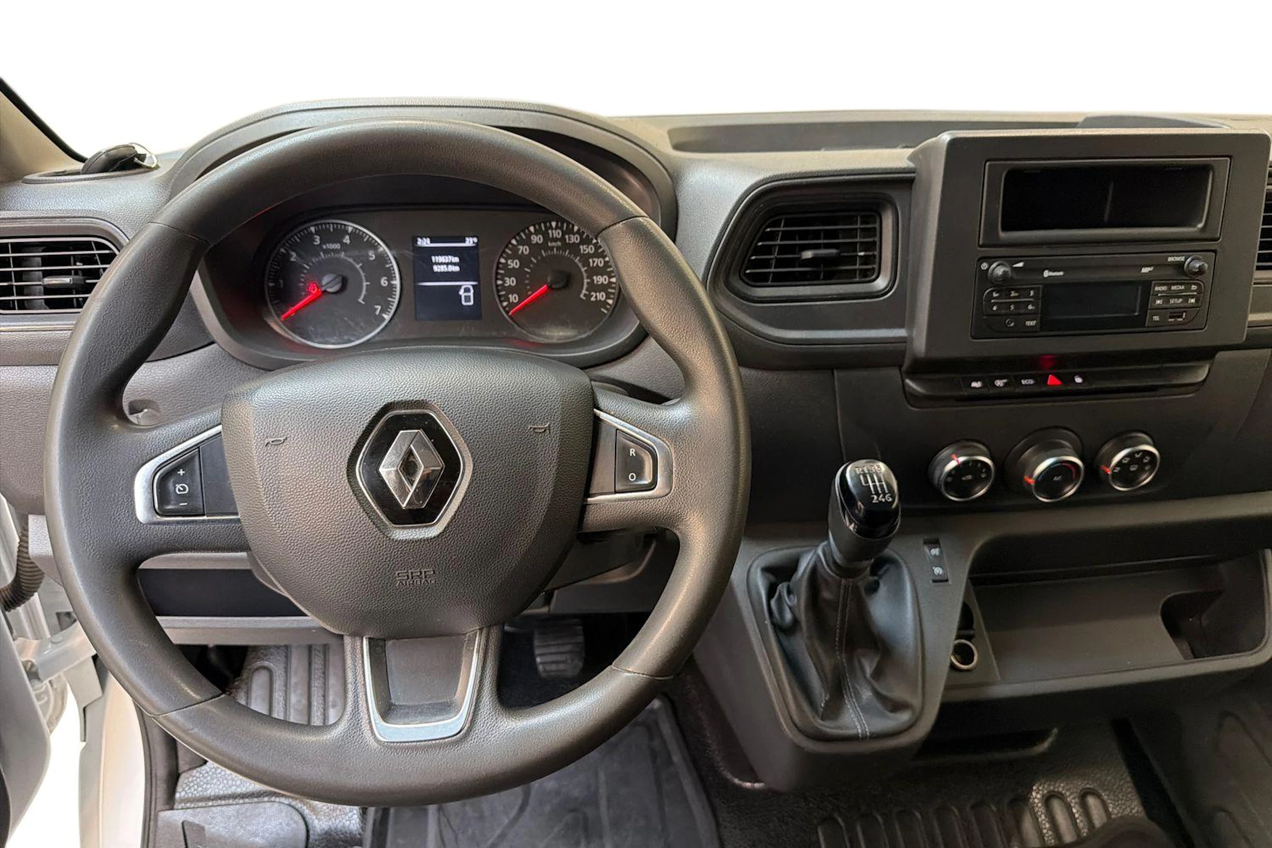 valkoinen Renault Master 2020 kuva 9.