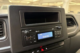 valkoinen Renault Master 2020 kuva 16.