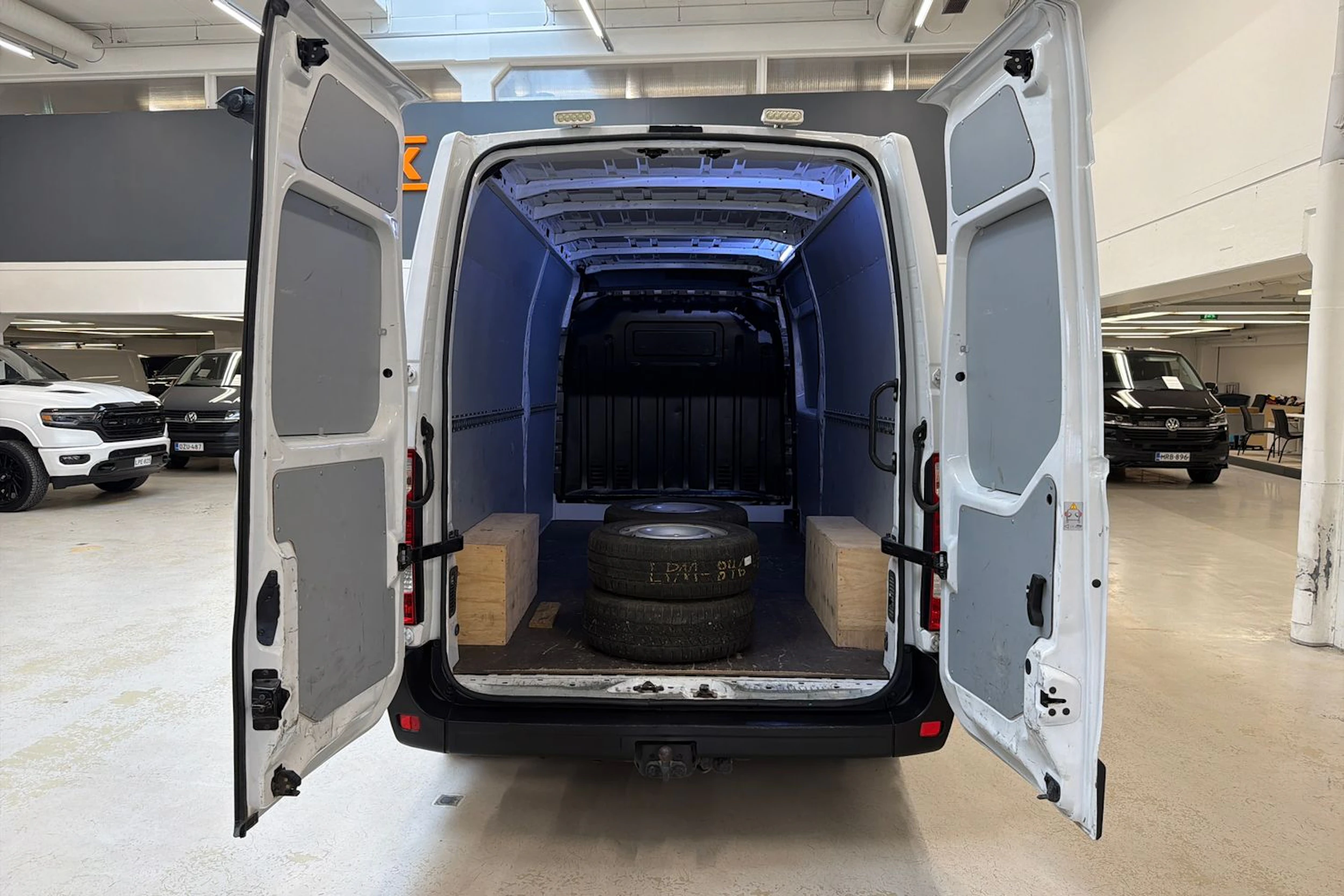 valkoinen Renault Master 2020 kuva 20.