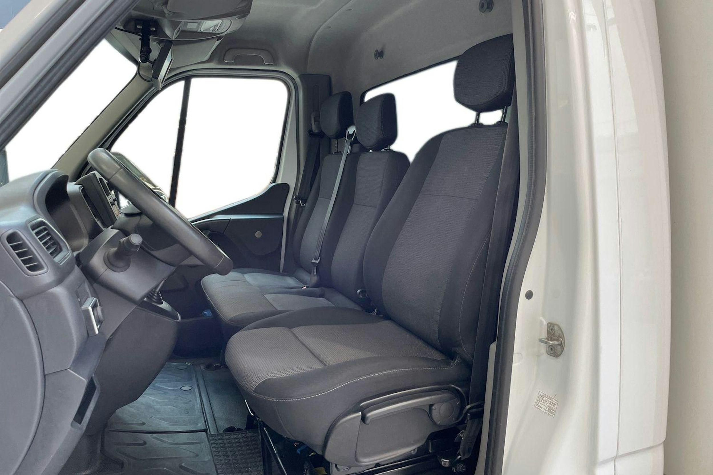 valkoinen Renault Master 2020 kuva 6.