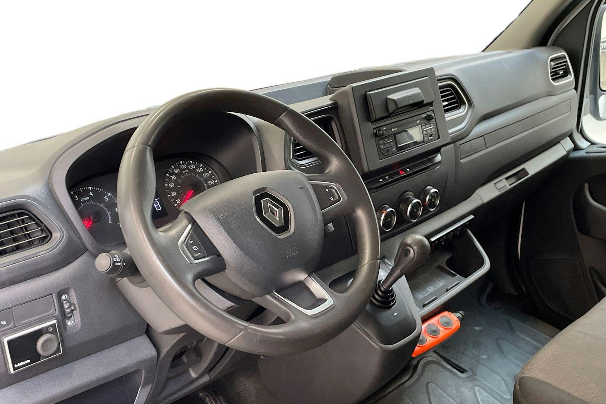 valkoinen Renault Master 2020 kuva 7.