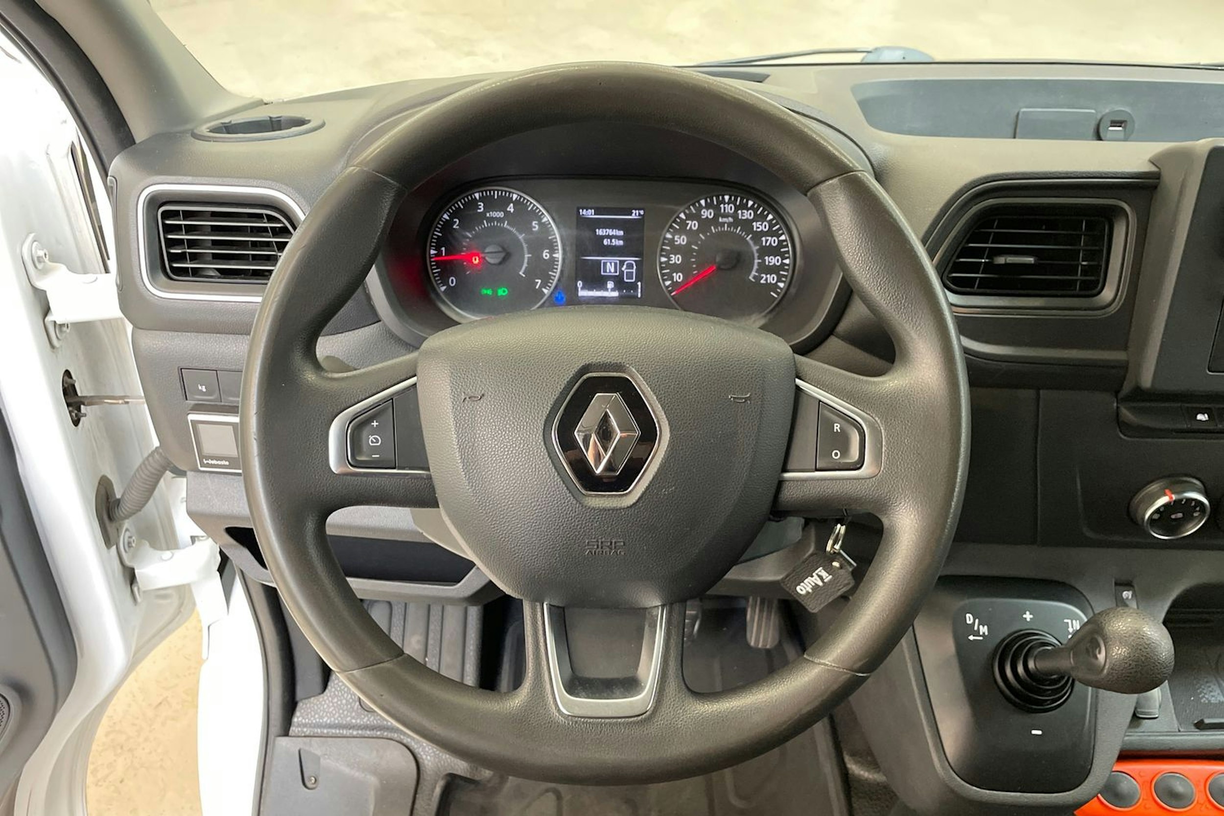 valkoinen Renault Master 2020 kuva 9.