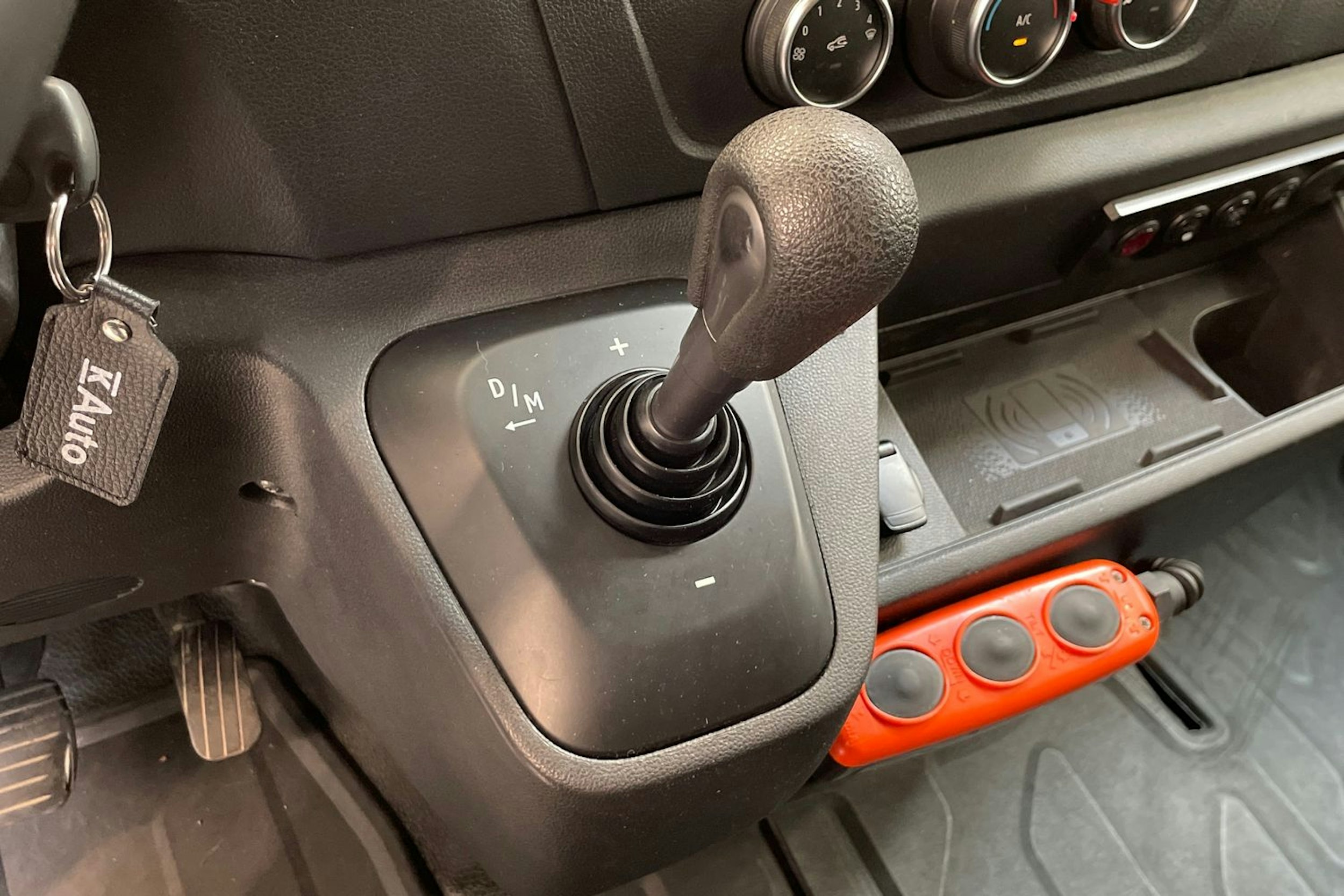 valkoinen Renault Master 2020 kuva 14.