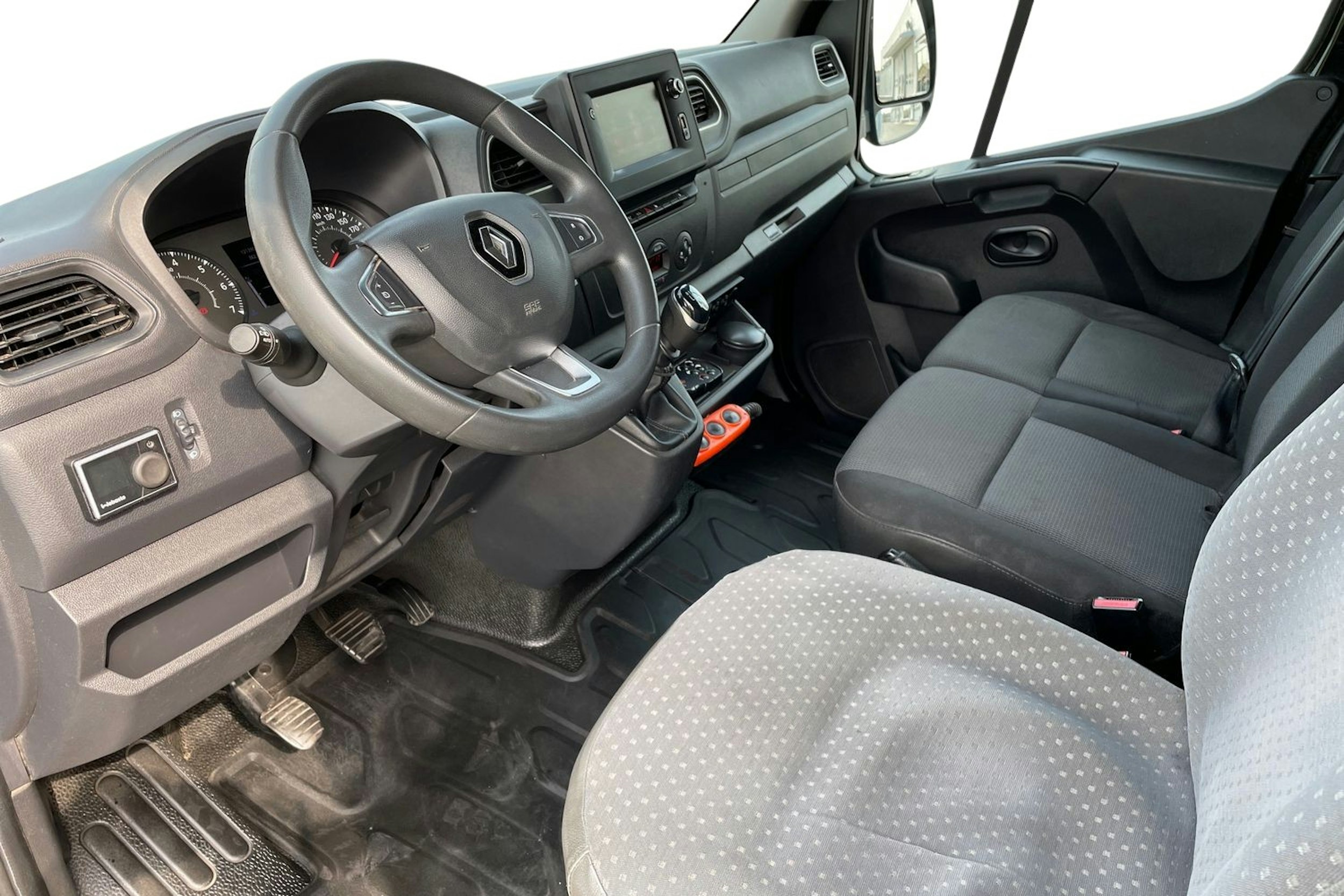 musta Renault Master 2020 kuva 8.