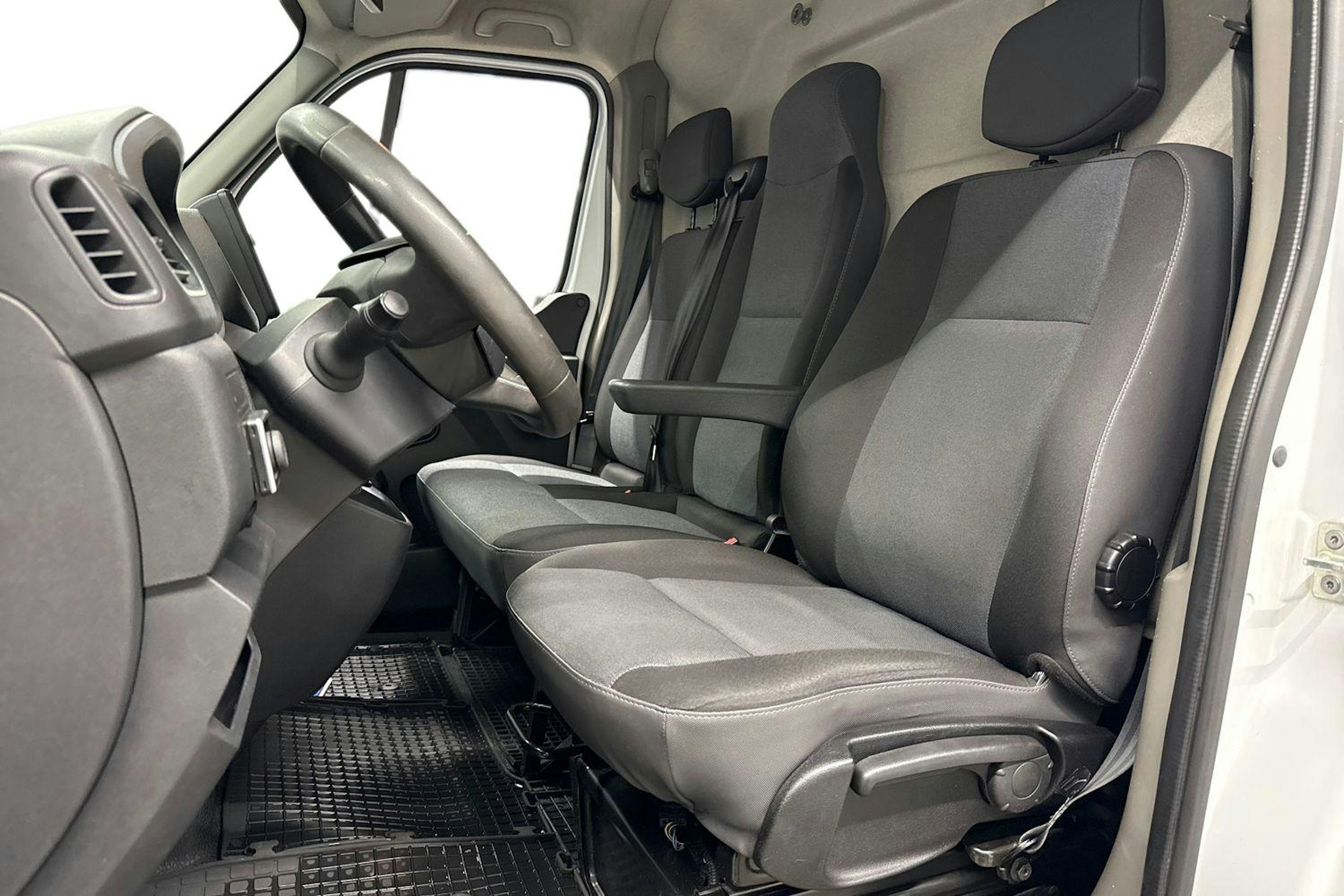 valkoinen Renault Master 2020 kuva 7.
