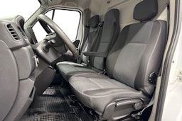 valkoinen Renault Master 2020 kuva 7.