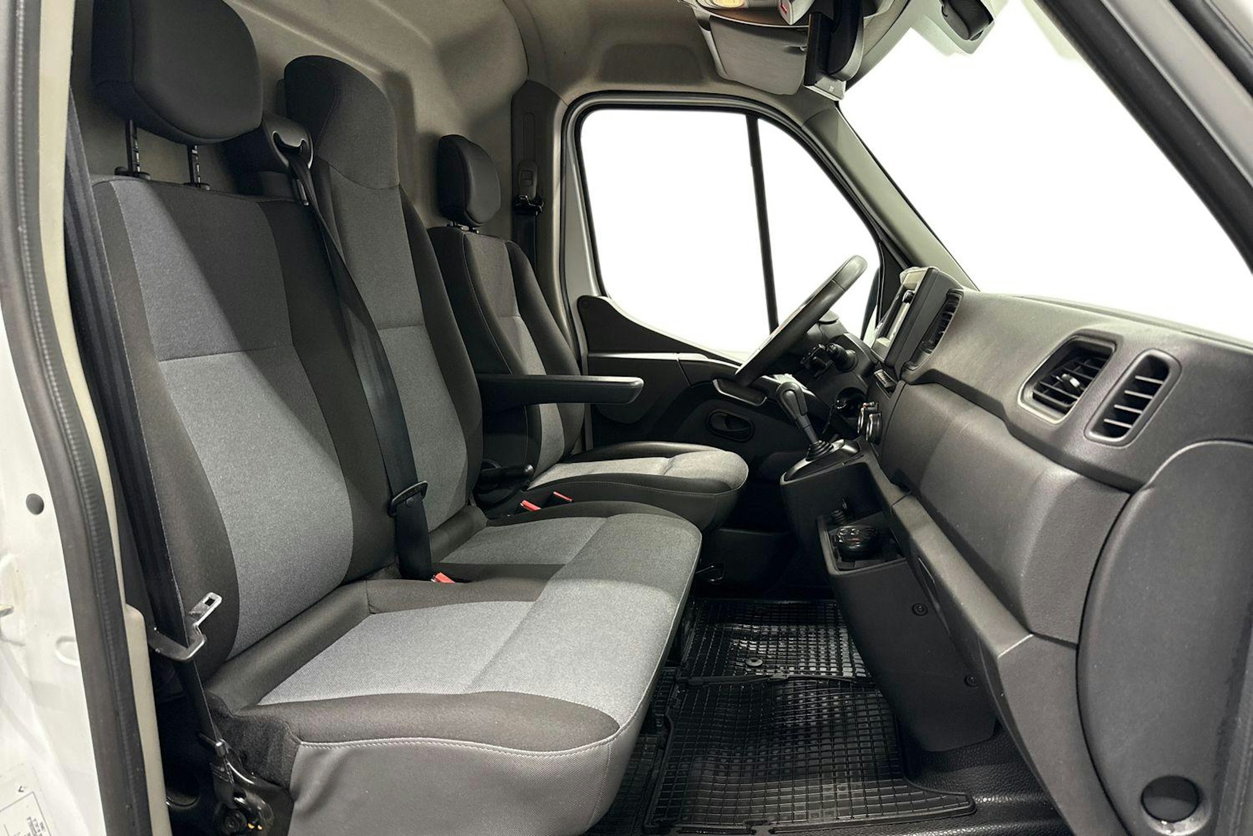 valkoinen Renault Master 2020 kuva 10.