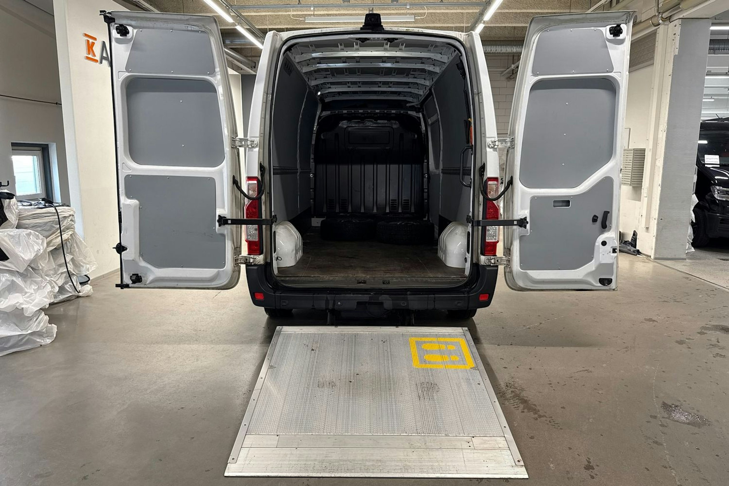 valkoinen Renault Master 2020 kuva 14.