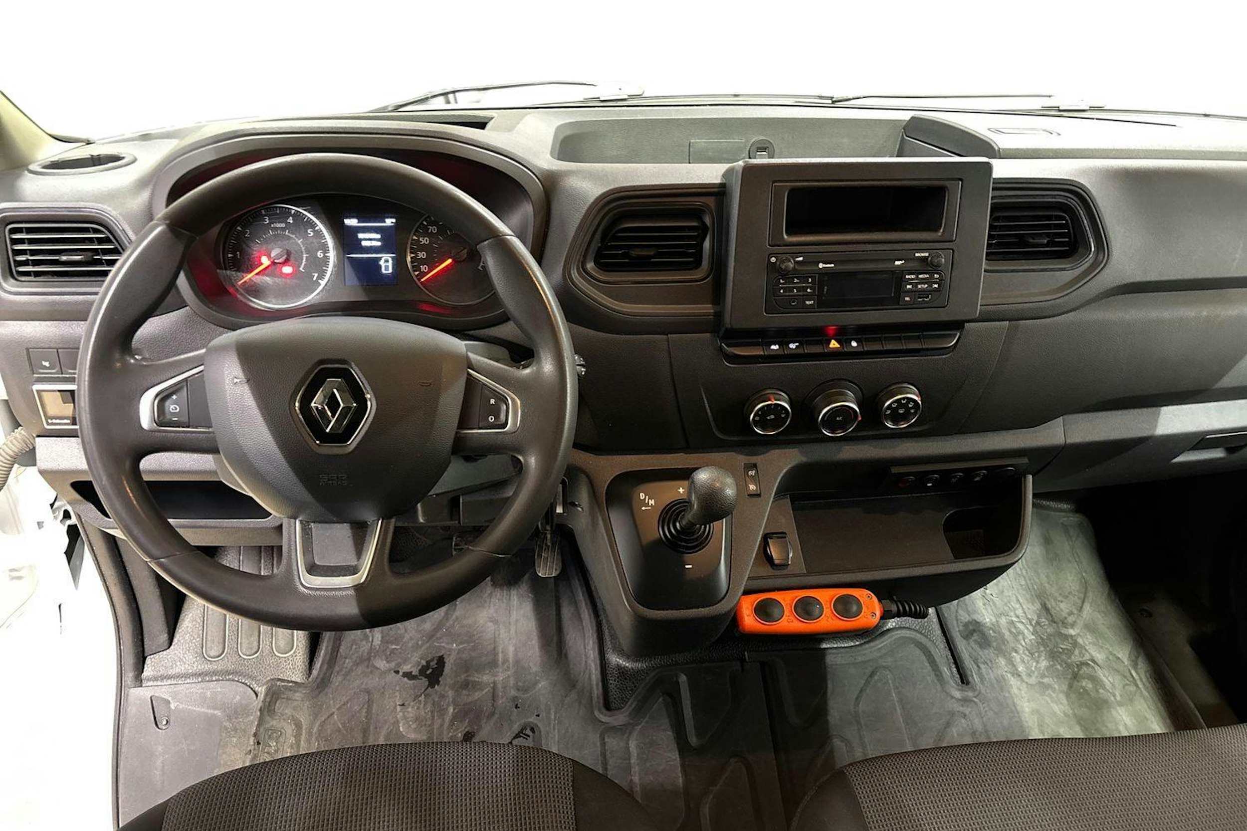 valkoinen Renault Master 2020 kuva 9.