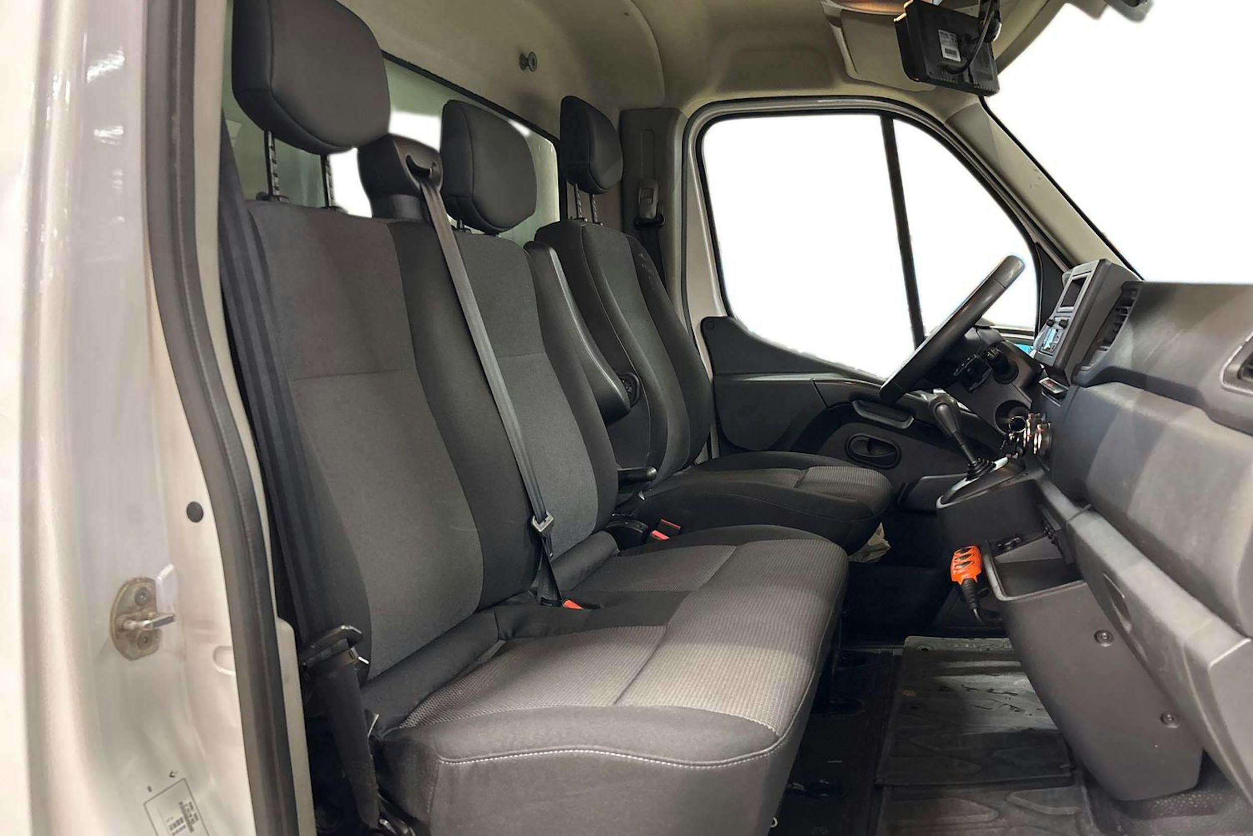 valkoinen Renault Master 2020 kuva 11.