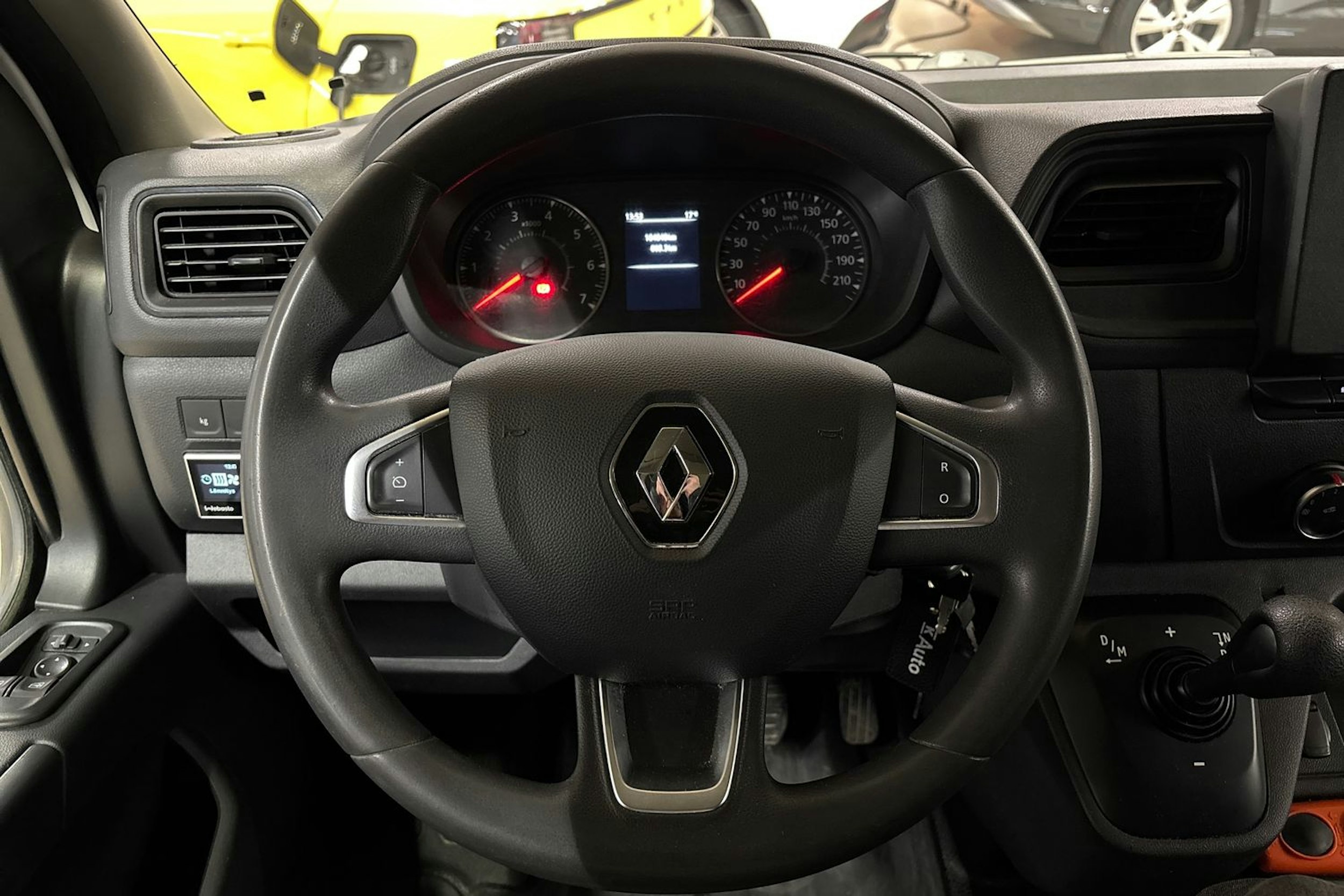 valkoinen Renault Master 2020 kuva 16.