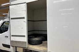 valkoinen Renault Master 2020 kuva 24.