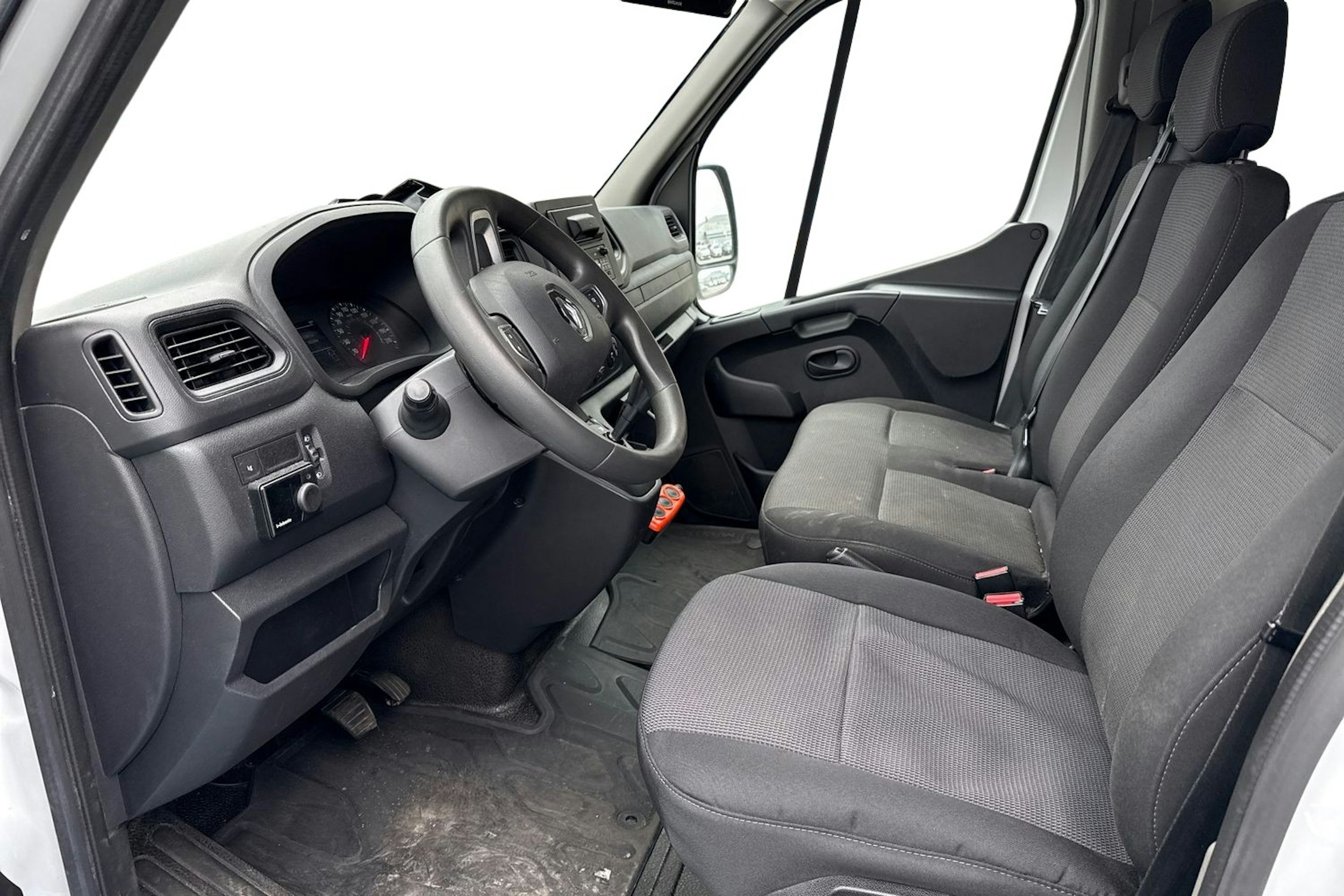 valkoinen Renault Master 2021 kuva 3.