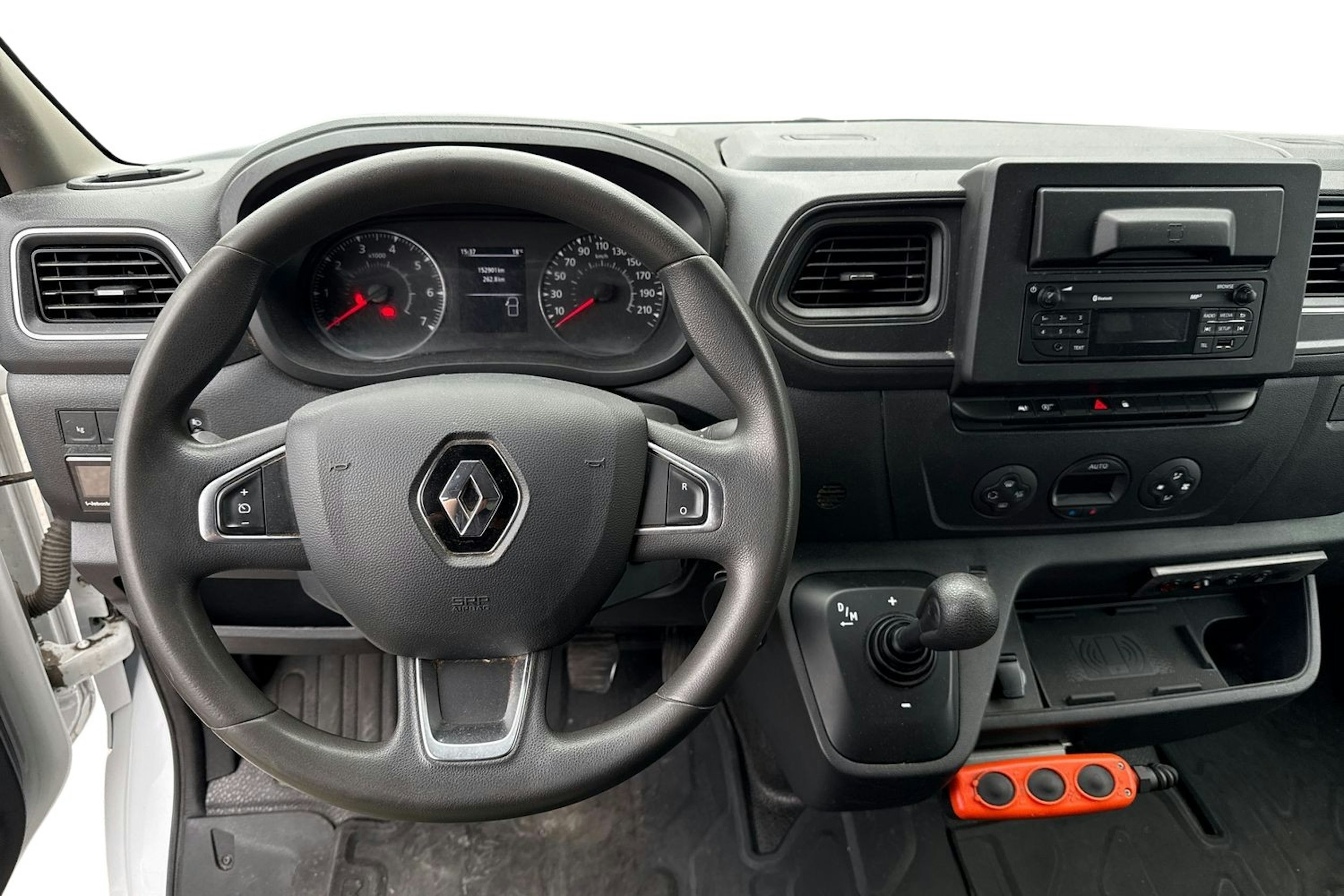 valkoinen Renault Master 2021 kuva 9.
