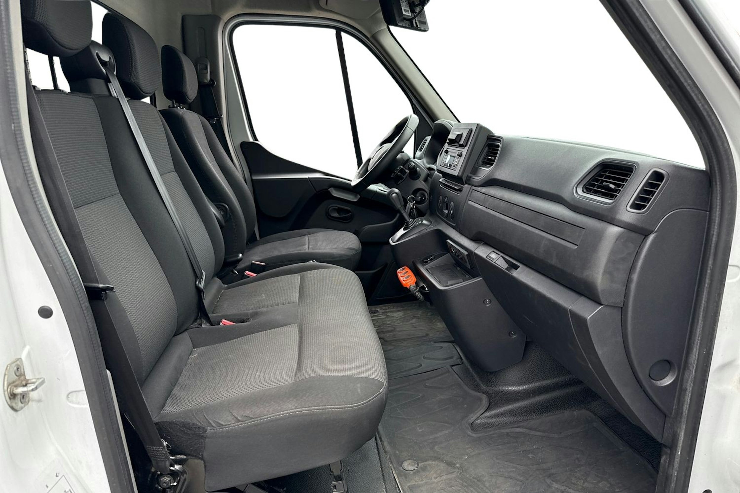 valkoinen Renault Master 2021 kuva 10.
